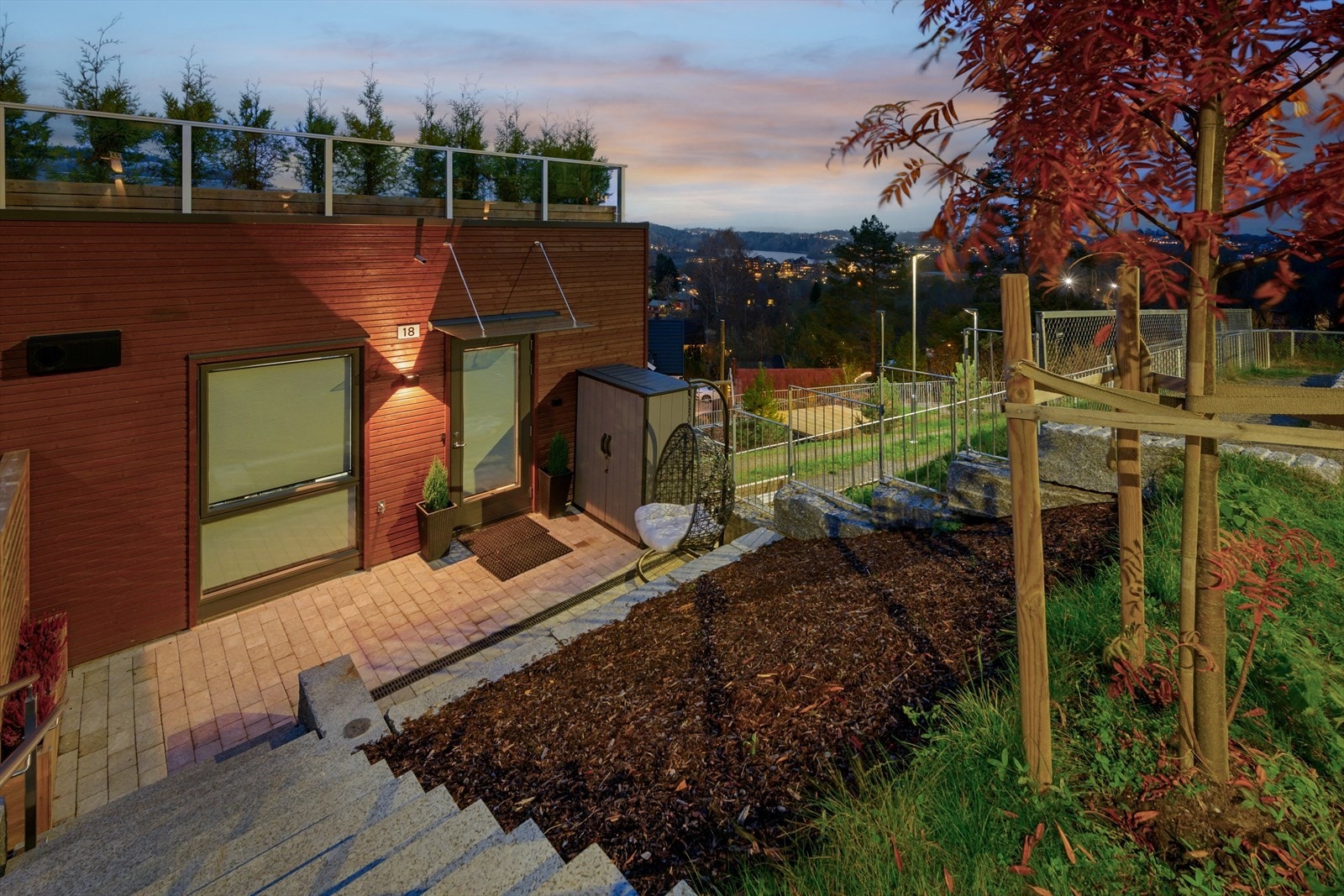 Boligen ligger i et attraktivt og familievennlig område i Heggedal, omgitt av grønne omgivelser og med gode solforhold. Galleribilde