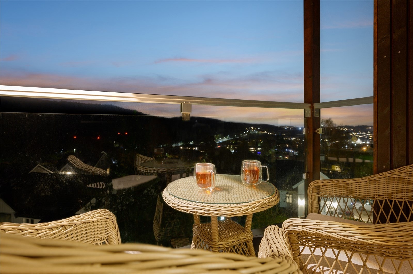 Fra balkongen har man også en vakker utsikt utover åssiden Galleribilde