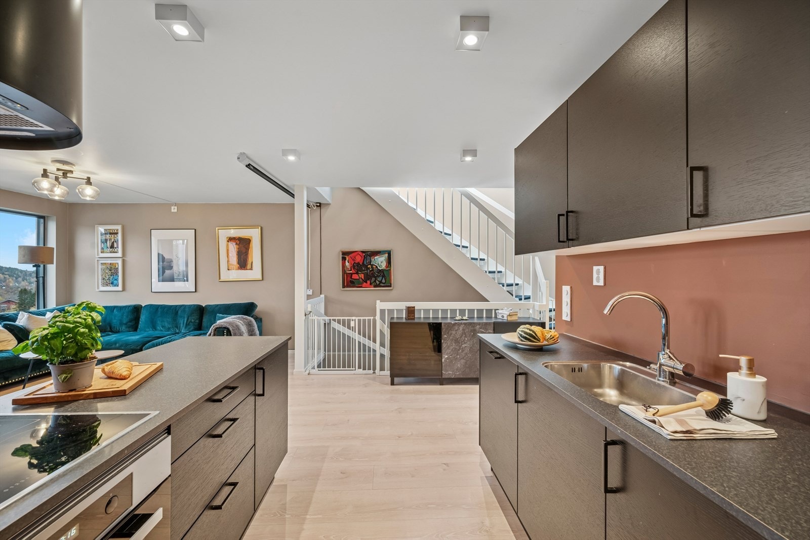 Benkeplaten er av laminat og det er installert både lekkasjestopper og komfyrvakt. Galleribilde