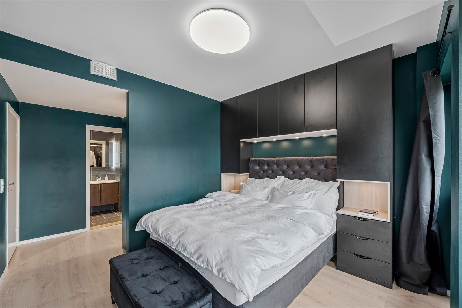 Hovedsoverom - Hovedsoverommet byr på en gjennomtenkt og funksjonell løsning med god plass til dobbeltseng og rikelig oppbevaringsplass. Galleribilde