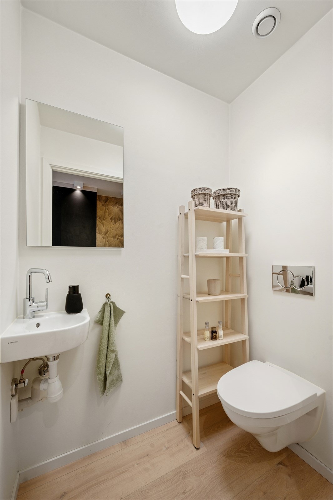 Fra entréen har du direkte adgang til boligens toalettrom. Galleribilde