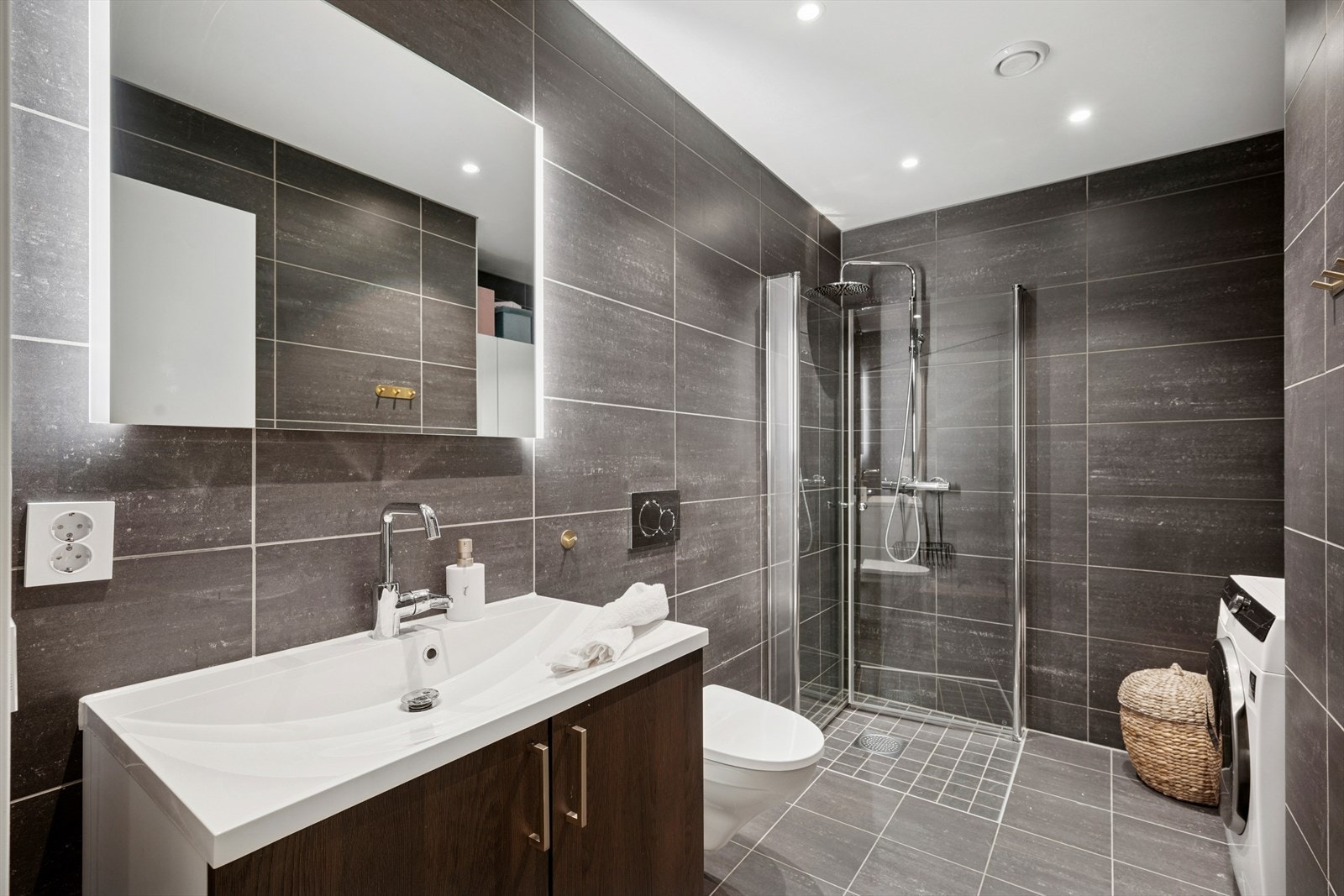 Delikat, helfliset bad med varmekabler for ekstra komfort. Galleribilde