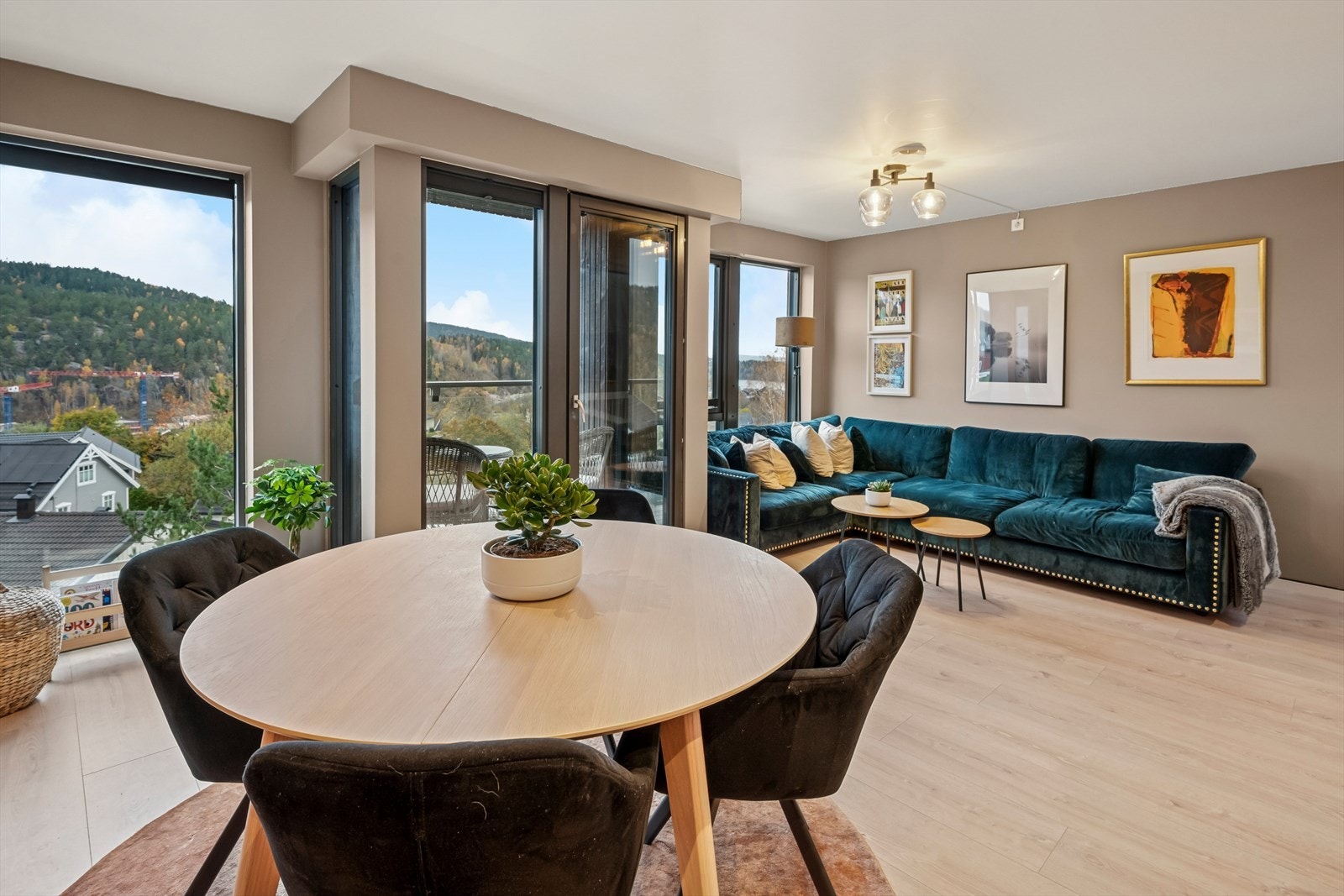 Fra stuen har du i tillegg direkte utgang til en romslig overbygget balkong. Galleribilde