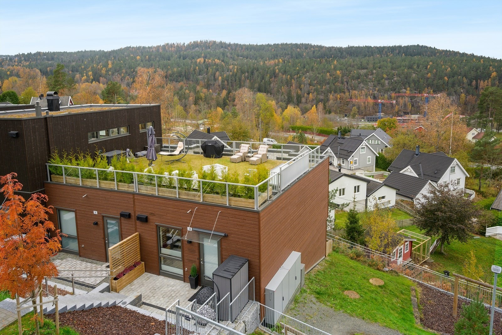 Eksklusiv takterrasse hvorav hele flaten er belagt med plen og god plass til både lounge og grillområde. Galleribilde