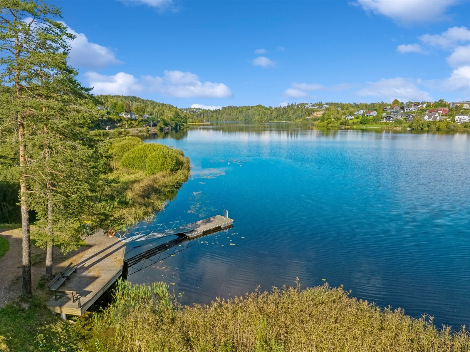 Gjellumvannet ligger ved Heggedal, like nord for Heggedal sentrum. På sørøstsiden av vannet er det badeplass. Galleribilde
