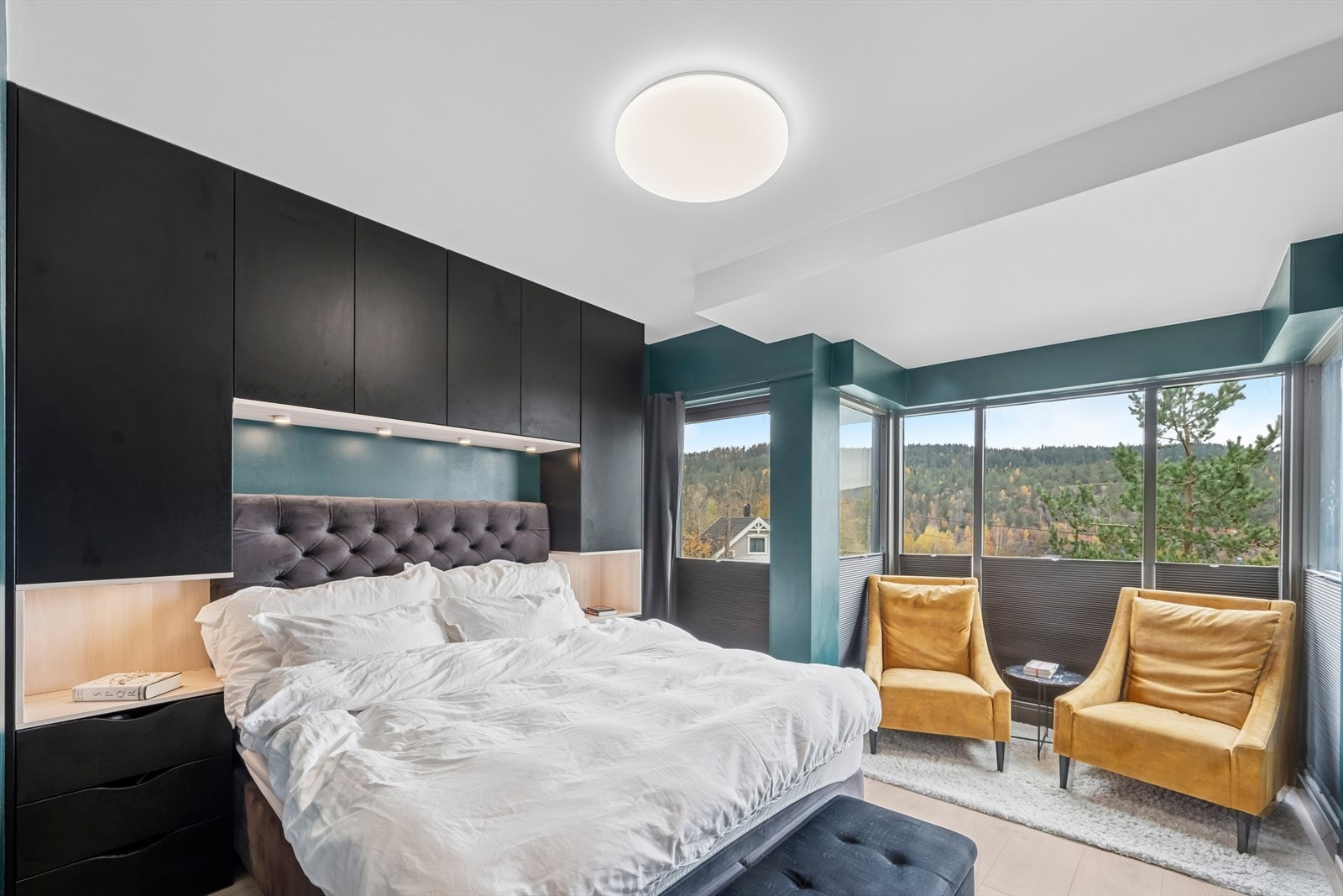 Fra soverommet har du pent utsyn over området. Galleribilde