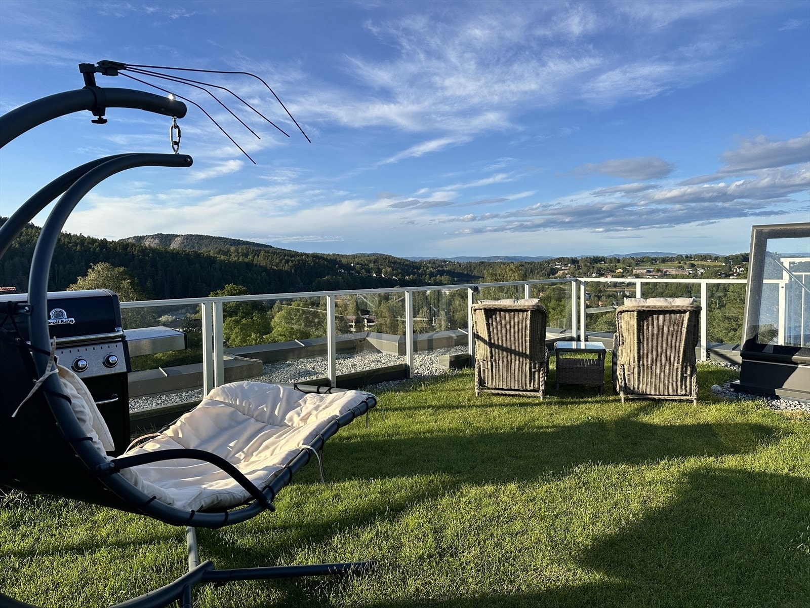 Velkommen til Harry Sønsterøds vei 18 - en moderne og stilren leilighet over to plan fra 2023 med stor takterrasse og flott utsikt! (Selgers eget bilde) Galleribilde