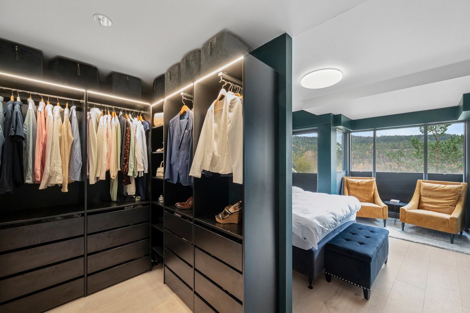 Herfra er det adkomst til en praktisk walk-in-garderobe og en elegant en suite -løsning til ett av boligens to delikate baderom. Galleribilde