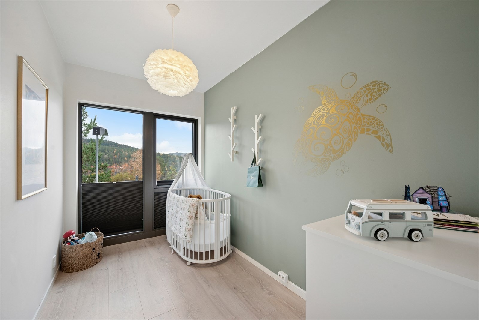 Soverom lll - Soverommet benyttes i dag som barnerom, men er romslig med god plass til både seng og garderobeløsning. Galleribilde