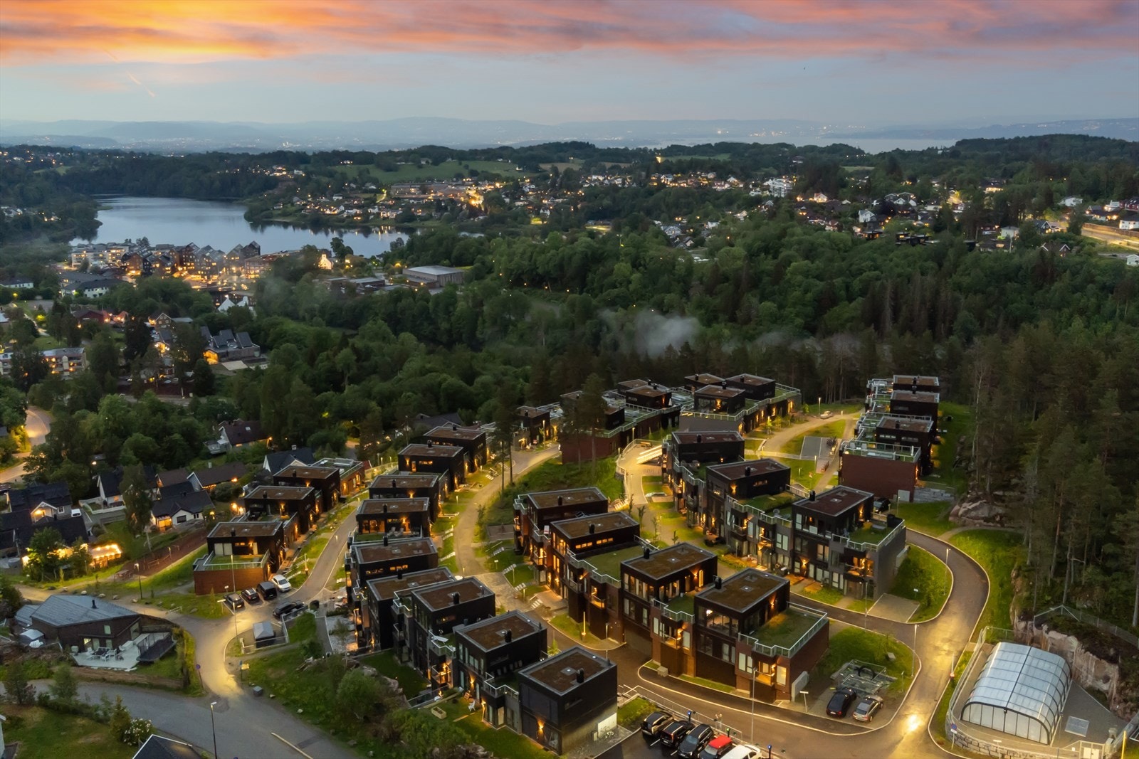 Kveldsstemning over Heggedal Terrasse. Galleribilde