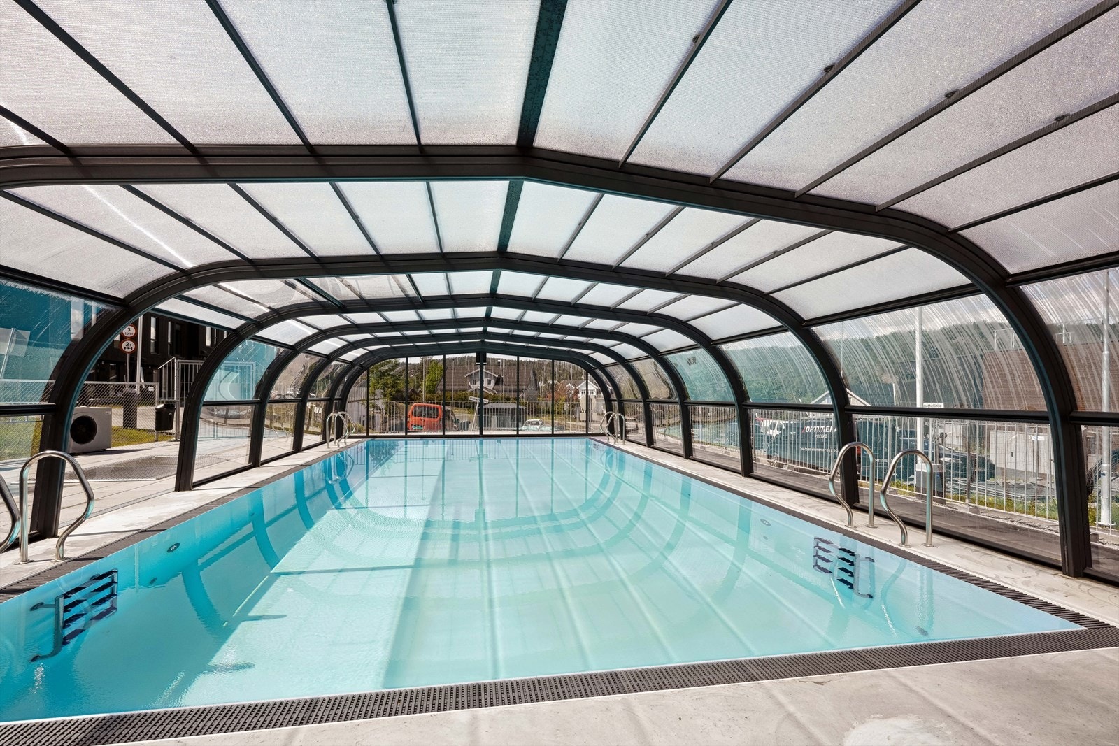 Tilgang til felles oppvarmet innendørs svømmebasseng med mulighet for å åpne vegger. Galleribilde