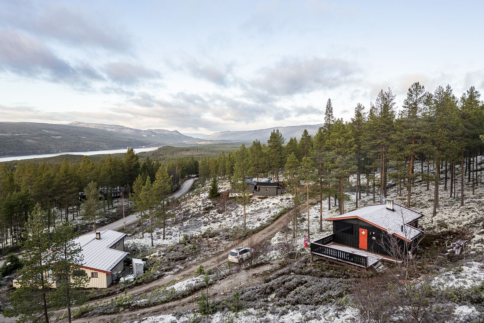 Det er ypperlige forhold for både jakt og fiske i området og det er ikke lange veien til steder som selger fiskekort blant annet. Galleribilde