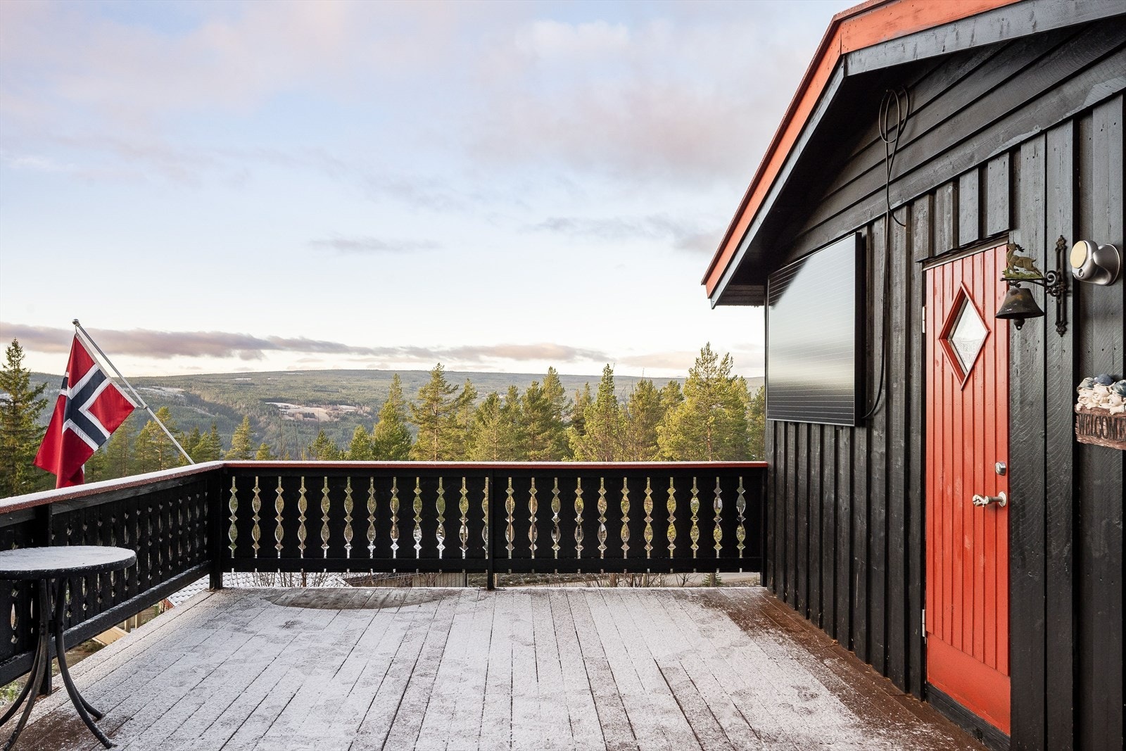 Du ønskes velkommen inn via en stor og solrik terrasse med flott utsikt! Galleribilde