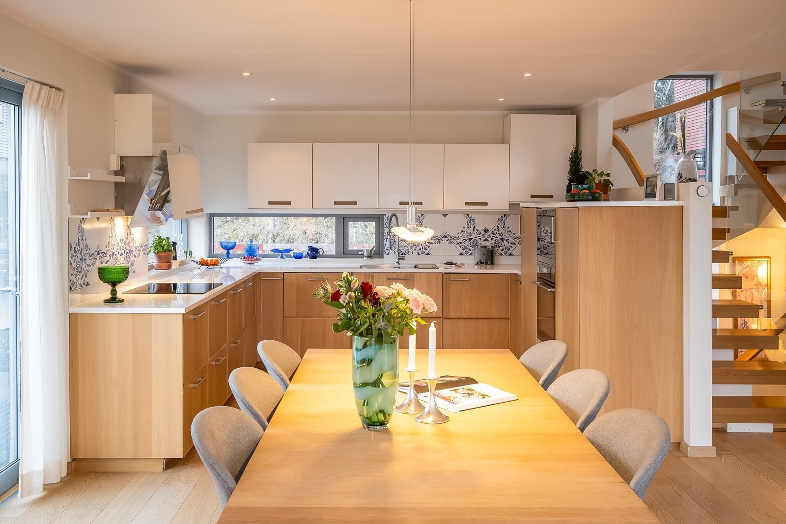 Etter dagens løsning får spisebordet sin naturlige plassering ved kjøkkenet. Galleribilde