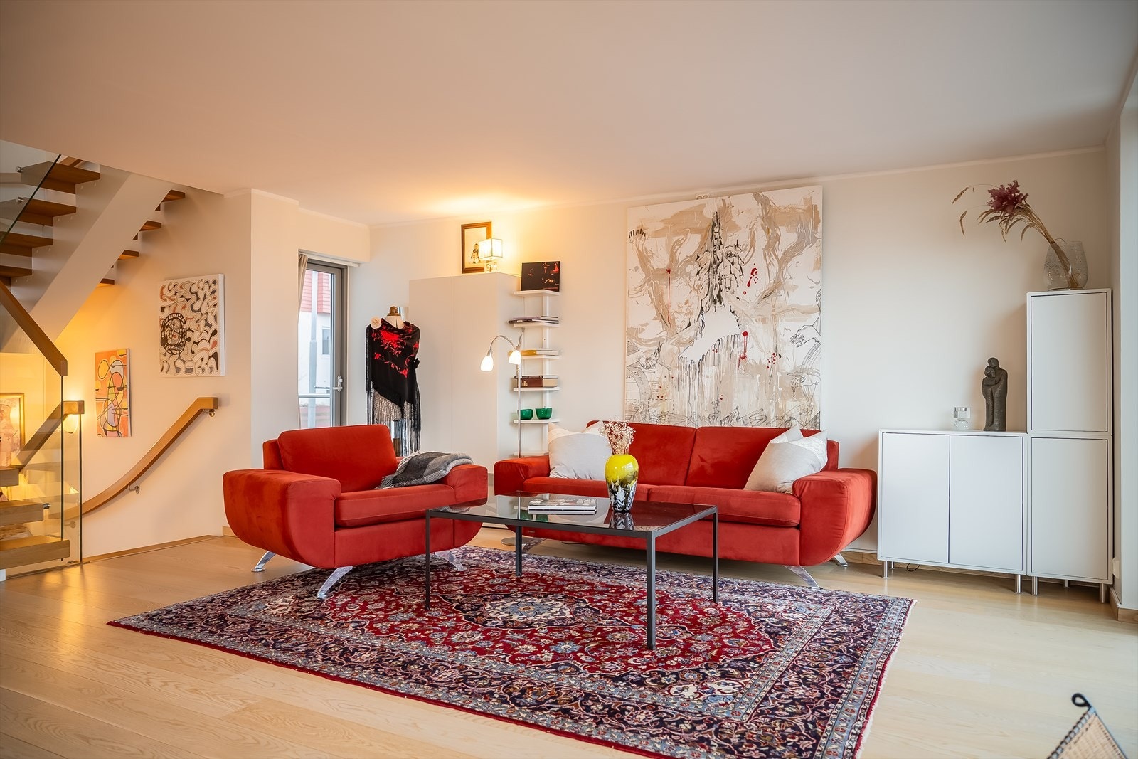 Den åpne stue- og kjøkkenløsningen strekker seg over hele 49m². Dette gir gode møbleringsmuligheter. Galleribilde