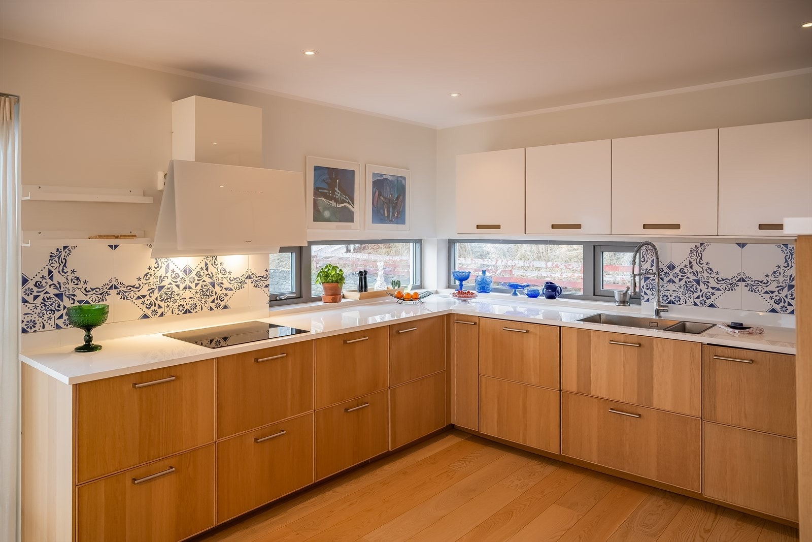 Tidløst kjøkken i eik. Galleribilde