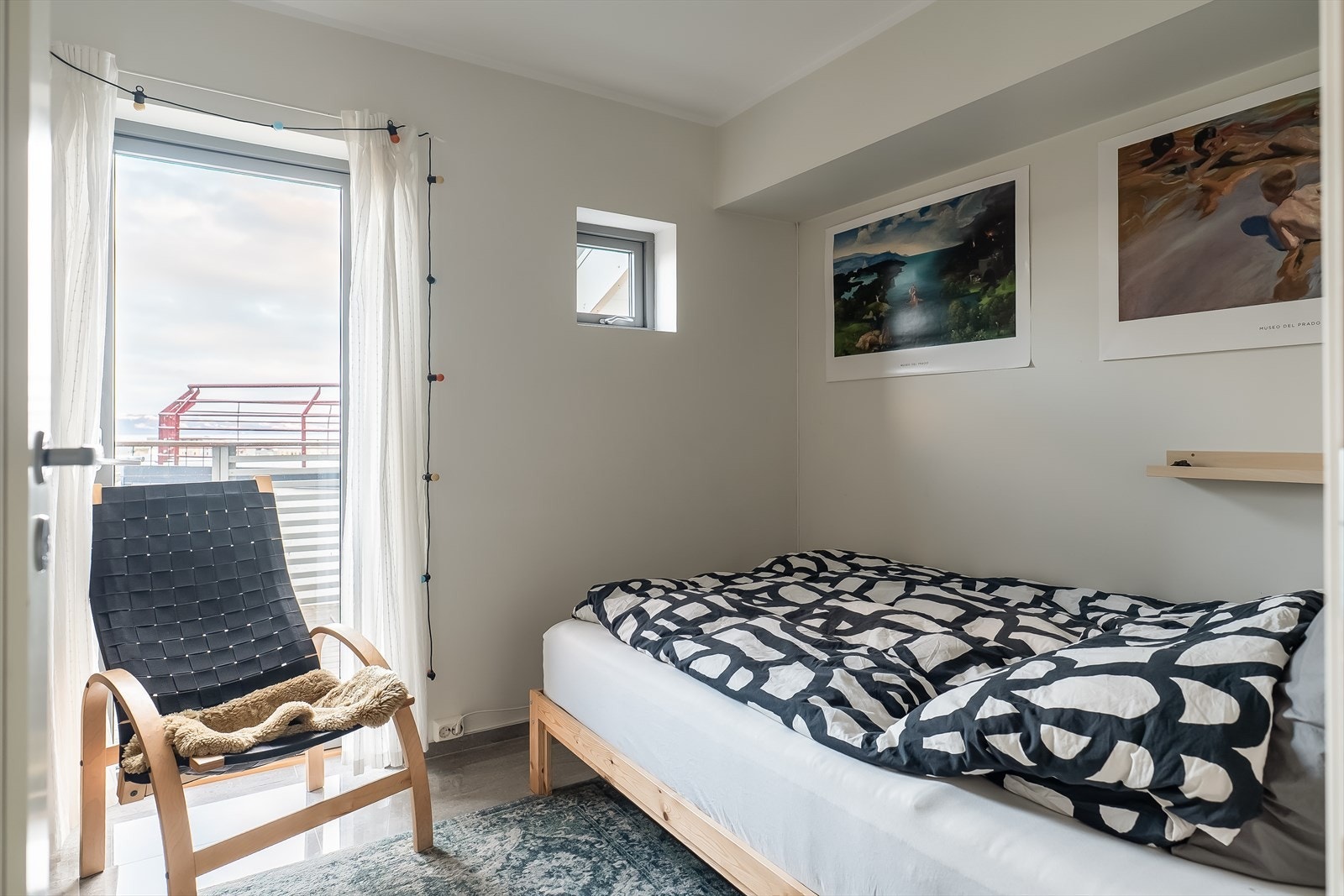 Soverommet i sokkel er på 8m², med utgang til boligens andre terrasse. Galleribilde