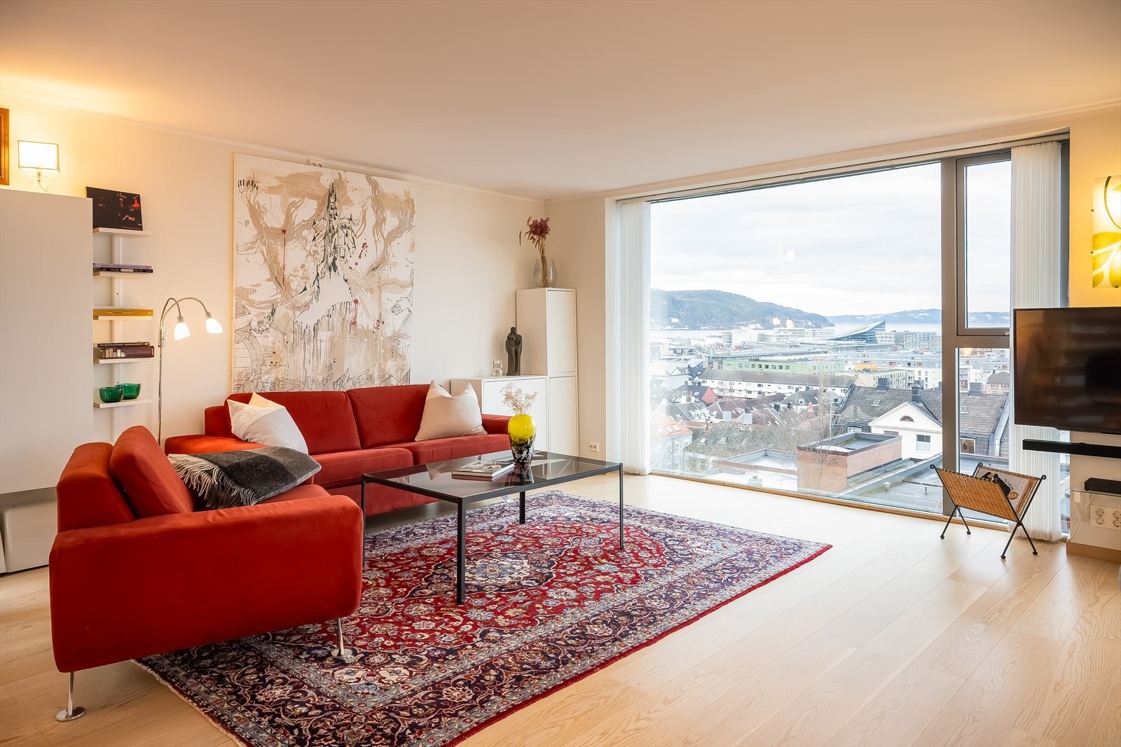 2. etasje byr på en romslig åpen stue- og kjøkkenløsning. Parkett er av type Boen White Eik. Galleribilde