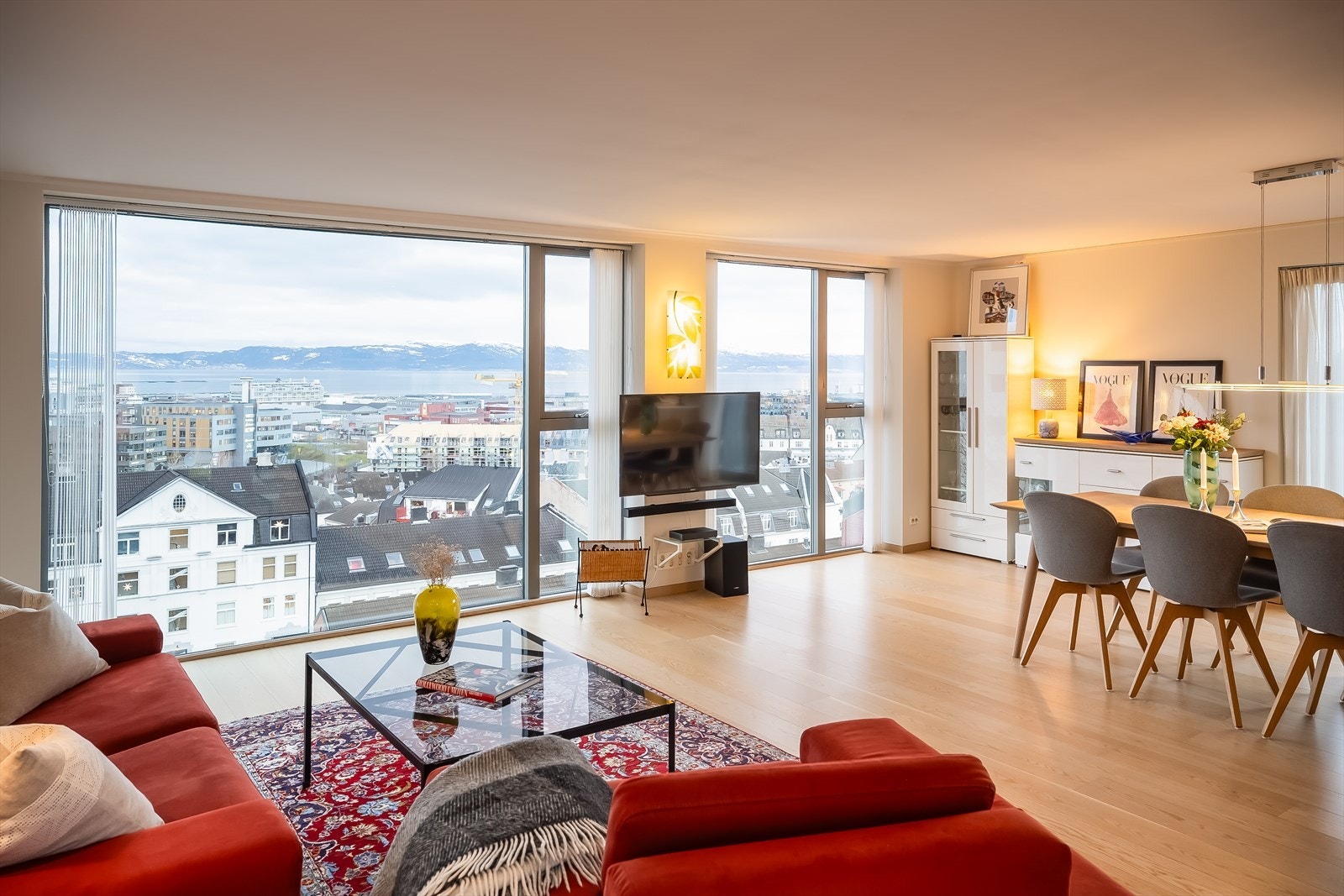 Eiendommen kan skilte på en rekke attraktive og unike kvaliteter som blant annet en spektakulær utsikt fra hele huset. Galleribilde