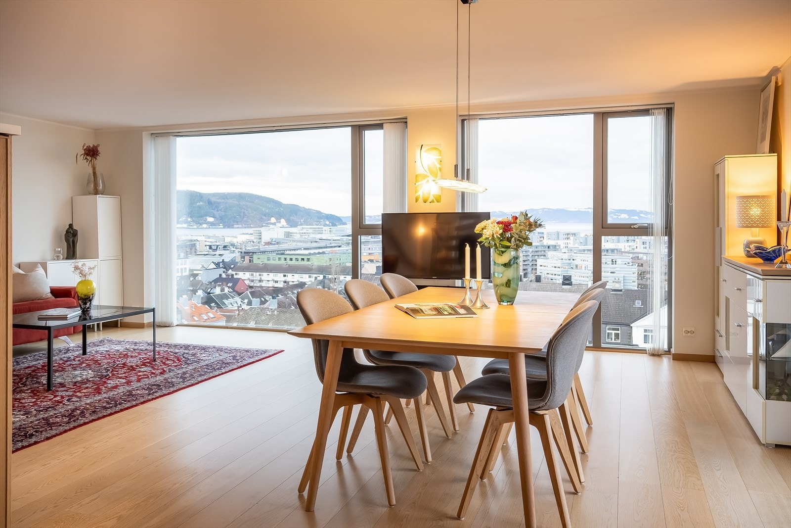 De rause vindusflatene gir rikelig med naturlig lysinnslipp. Det skaper en luftig atmosfære i allrommet. Vinduene er levert av Høiby Snekker som holder til i Selbu. Galleribilde