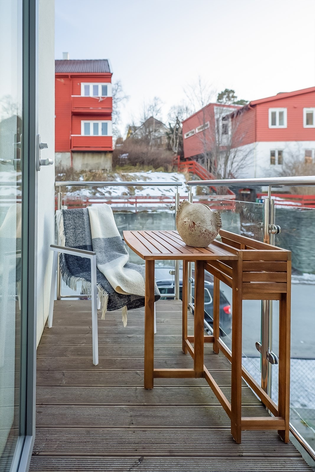 Videre er det direkte adgang til den sørøstvendte balkongen på 3m² . Her kan du nyte morgens kaffen. Galleribilde