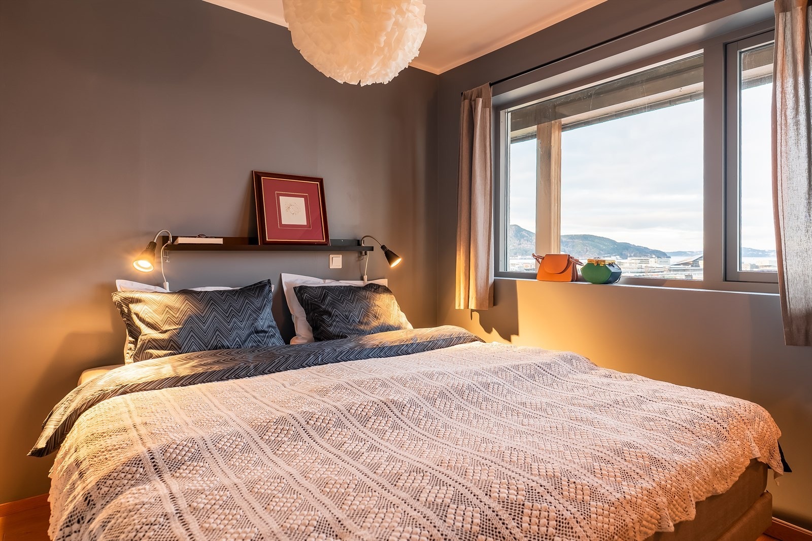 Soverommet til høyre måler 9m². Her er det god plass til dobbeltseng og garderobeløsning. Galleribilde