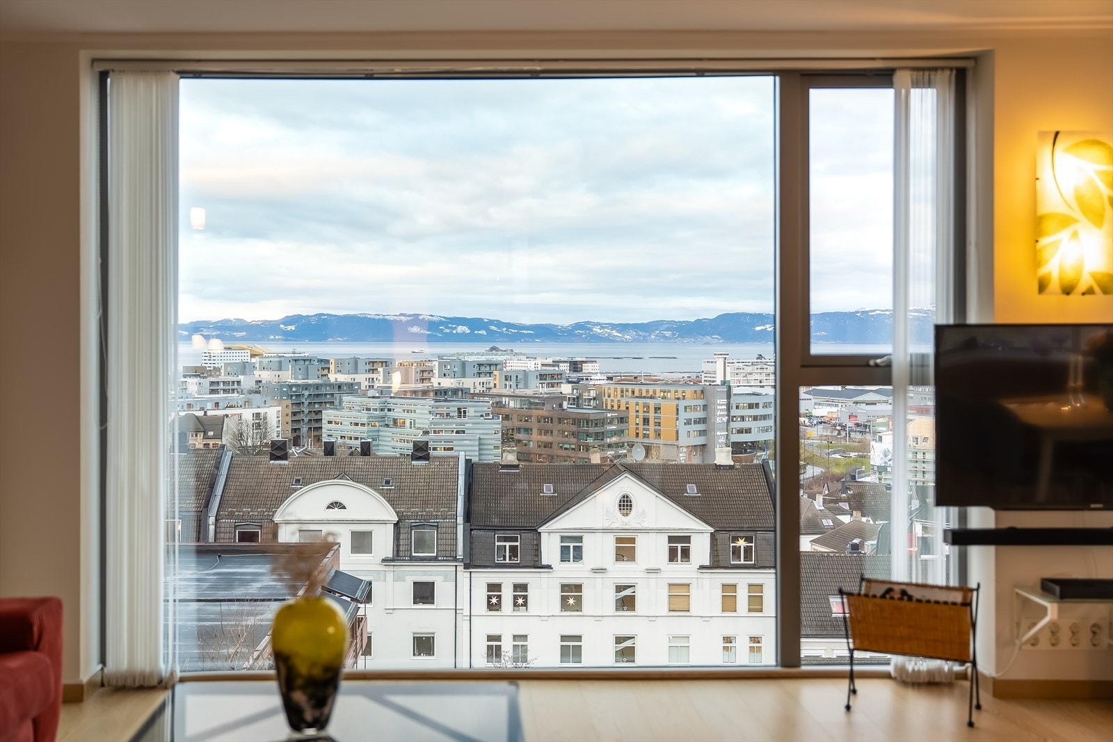 Fra stuevinduet nyter du en fantastisk utsikt mot Trondheimsfjorden. Galleribilde