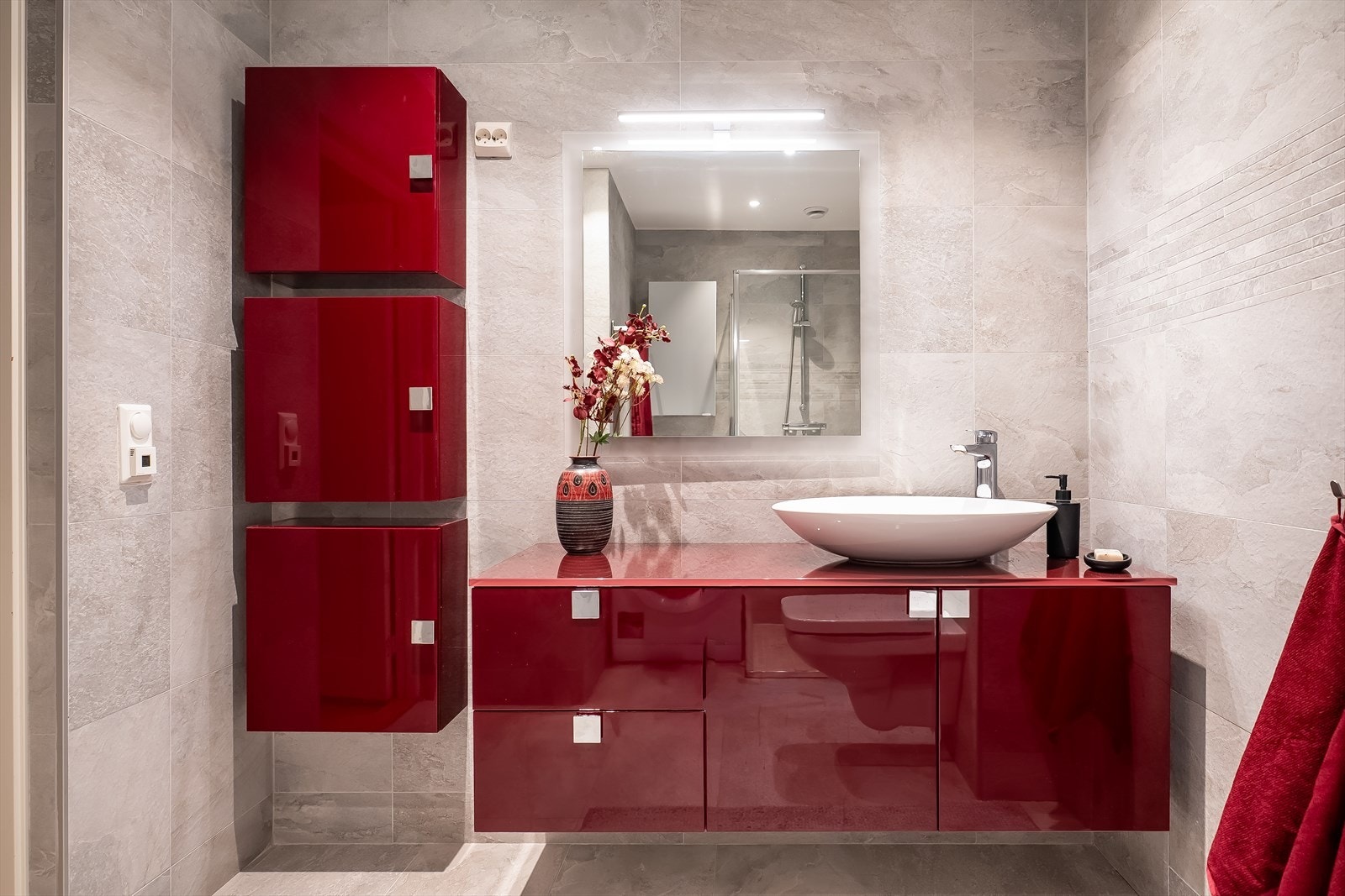 Badet er utstyr med innfellbaredusjdører, mekanisk avtrekk, opplegg for vaskemaskin, servant, servantskap og veggmontert wc. Galleribilde