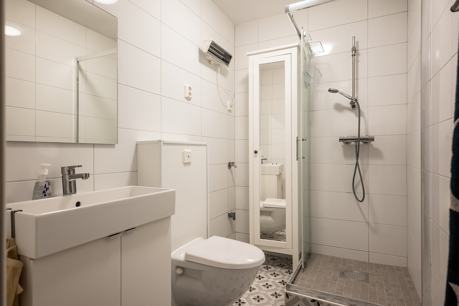 Pent og flislagt bad på 3,5m², med behagelig gulvvarme som varmekilde. Badet er utstyrt med opplegg for vaskemaskin, servant, servantskap og veggmontert wc. Dusjhjørne fra Celeste. Galleribilde