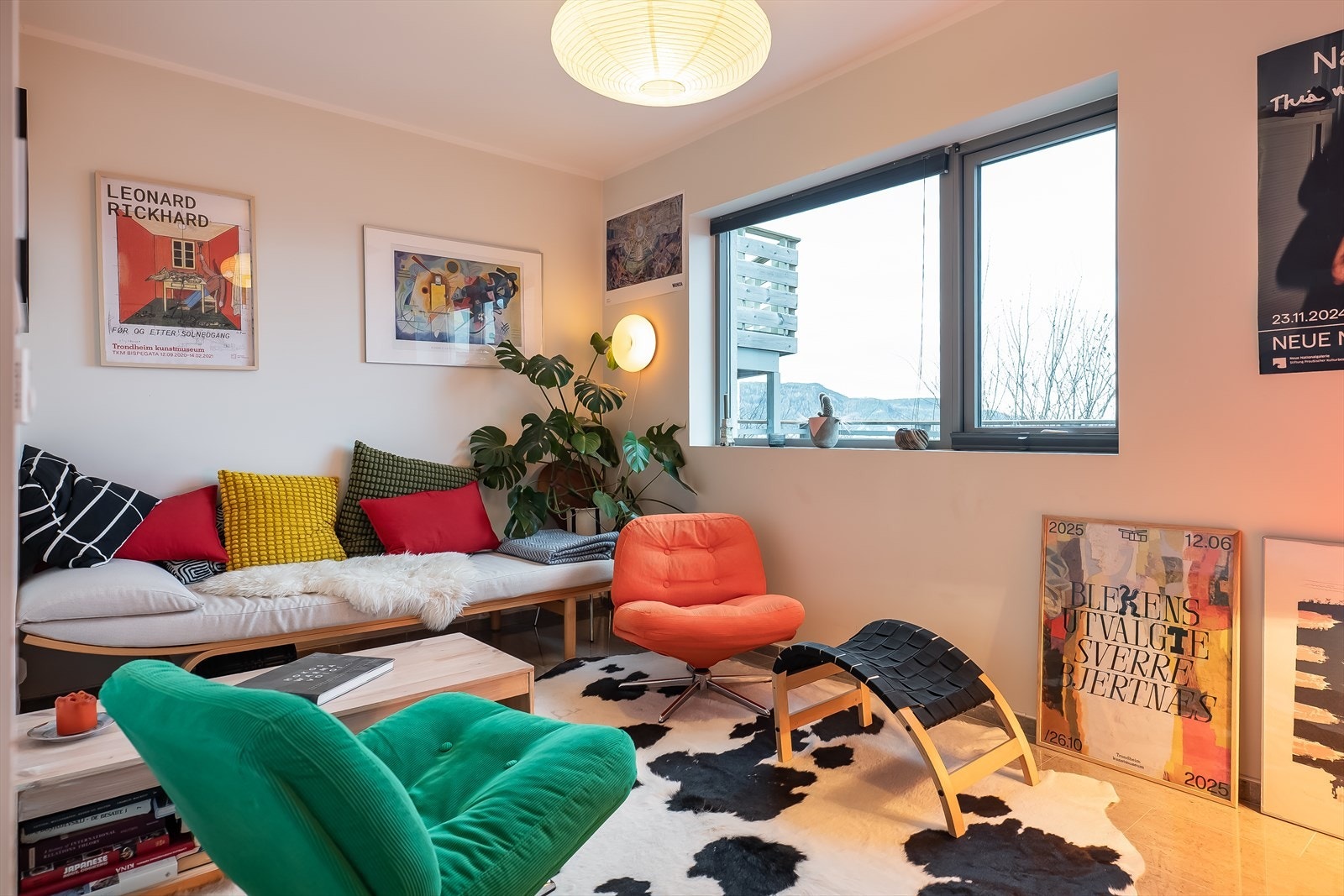 Sokkeletasjen består av vindfang, gang, stue, kjøkken, to bad, soverom og bod. Galleribilde