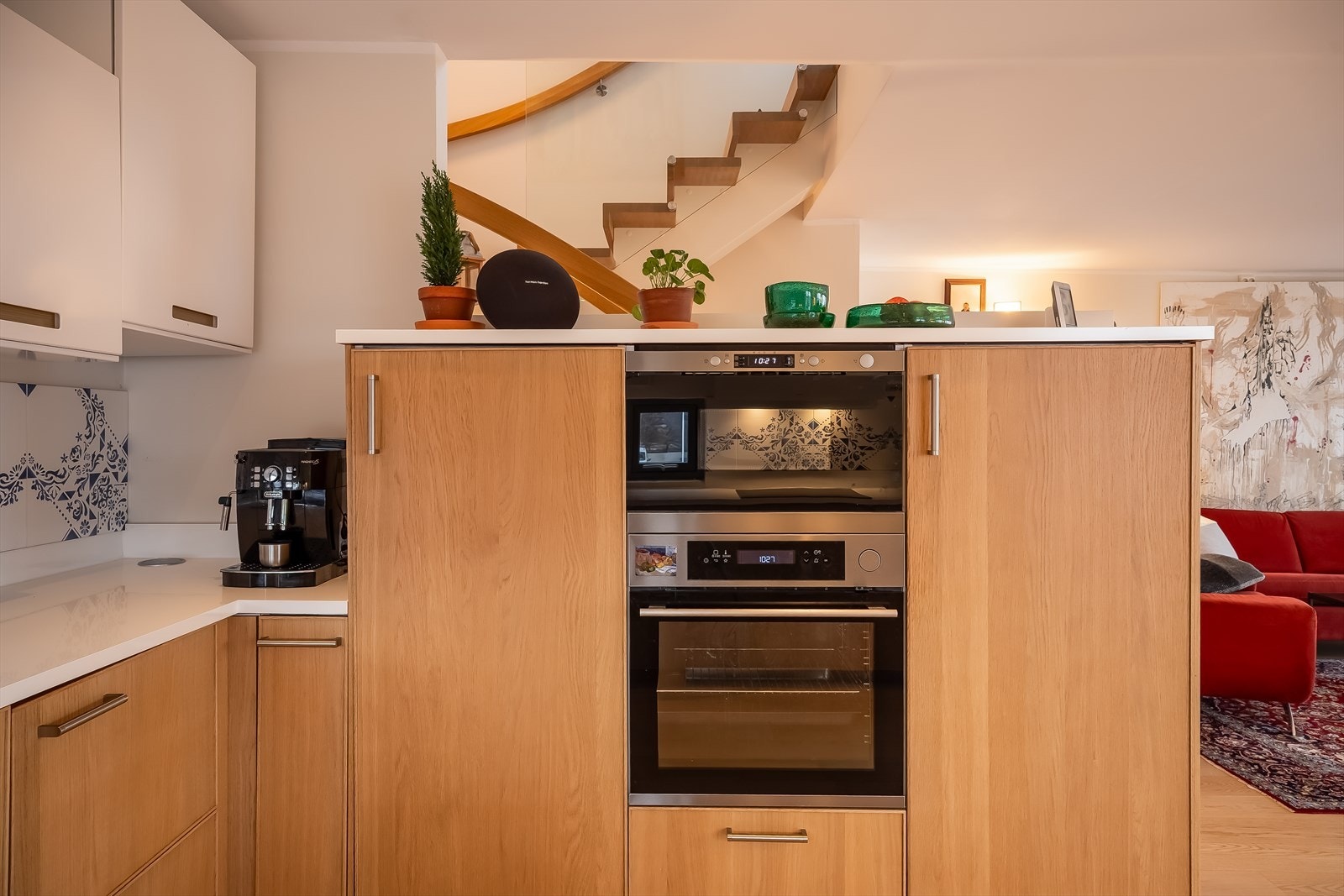 Kjøkkenet har integrerte hvitevarer som fryseskap, kjøleskap, mikroovn, platetopp, stekovn og oppvaskmaskin. Integrerte hvitevarer medfølger handelen. Hvitevarer er levert av kvalitetsleverandøren Whirlpool. Galleribilde