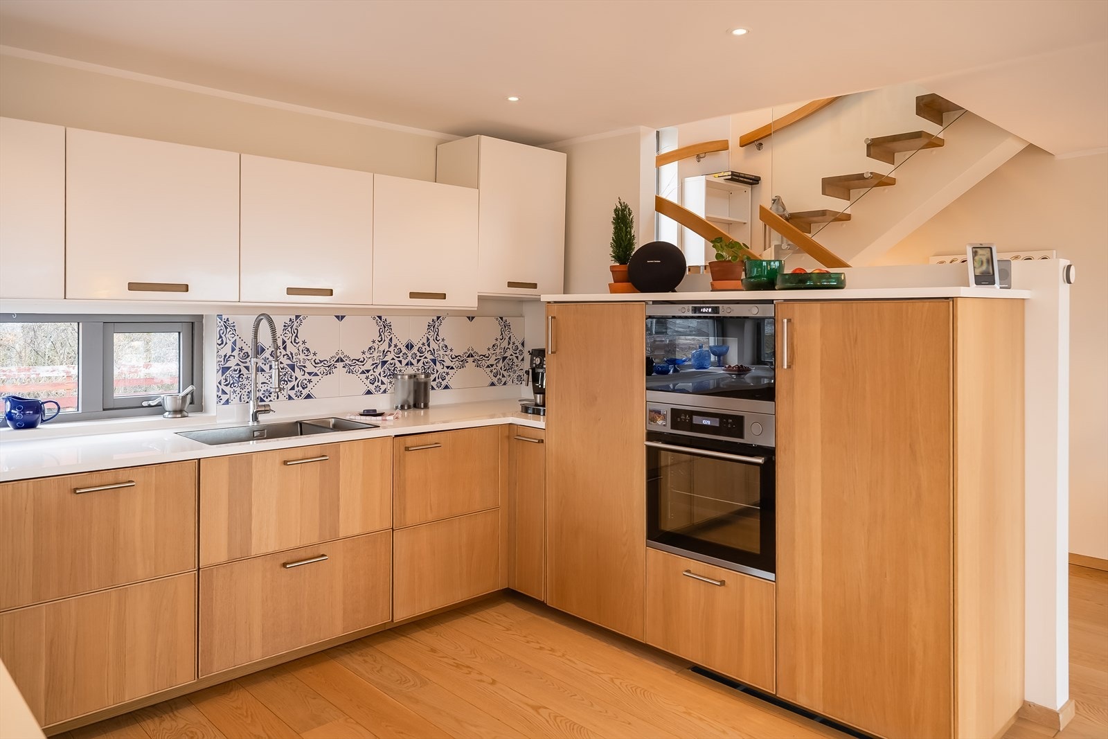 Her får man rikelig med skap- og benkeplass. Gjennomtenkte fargevalg på kjøkkenet følger husets helhetlige stil. Galleribilde