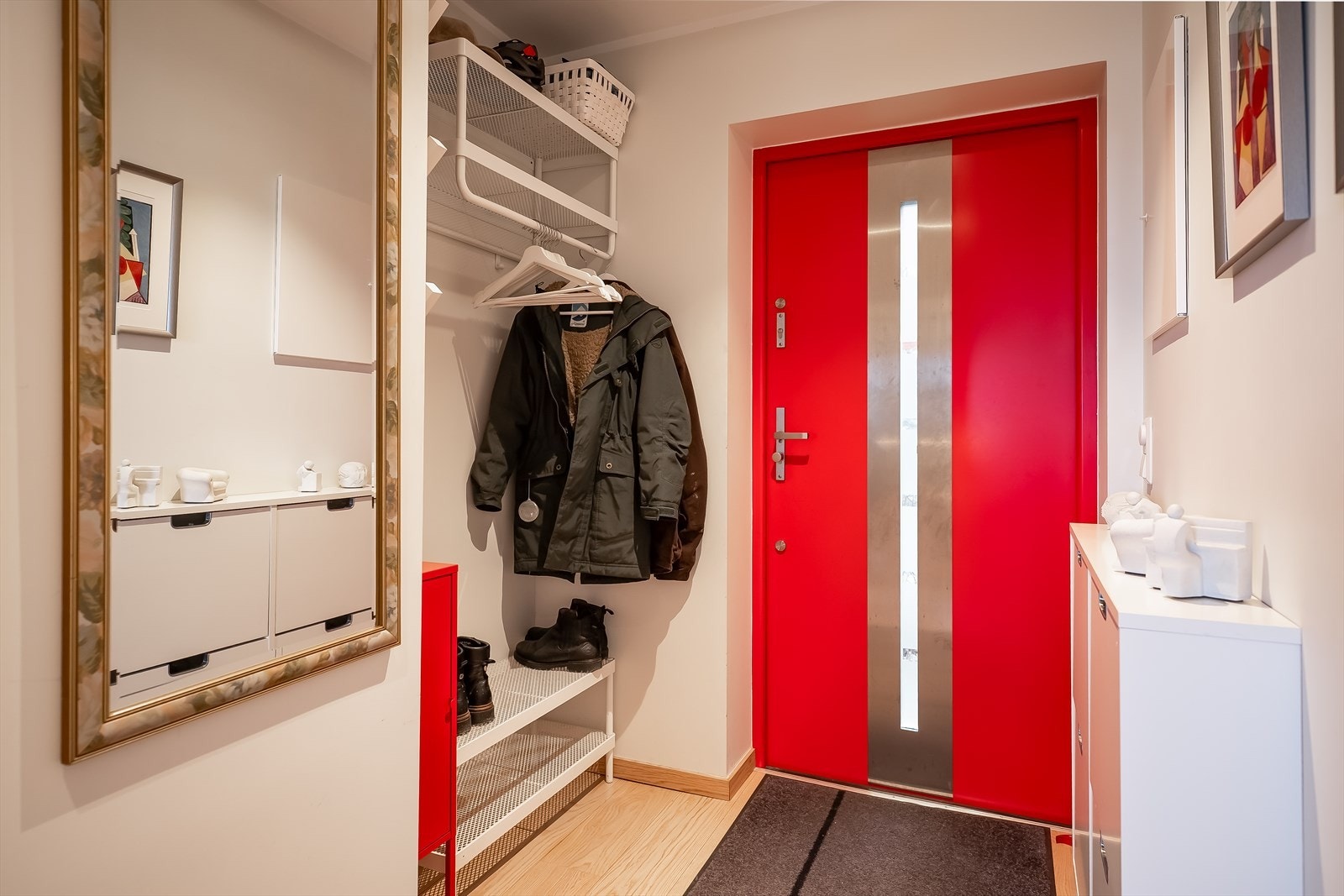 Innbydende entré på 4,5m², med god plass til oppbevaring av yttertøy og sko. Galleribilde