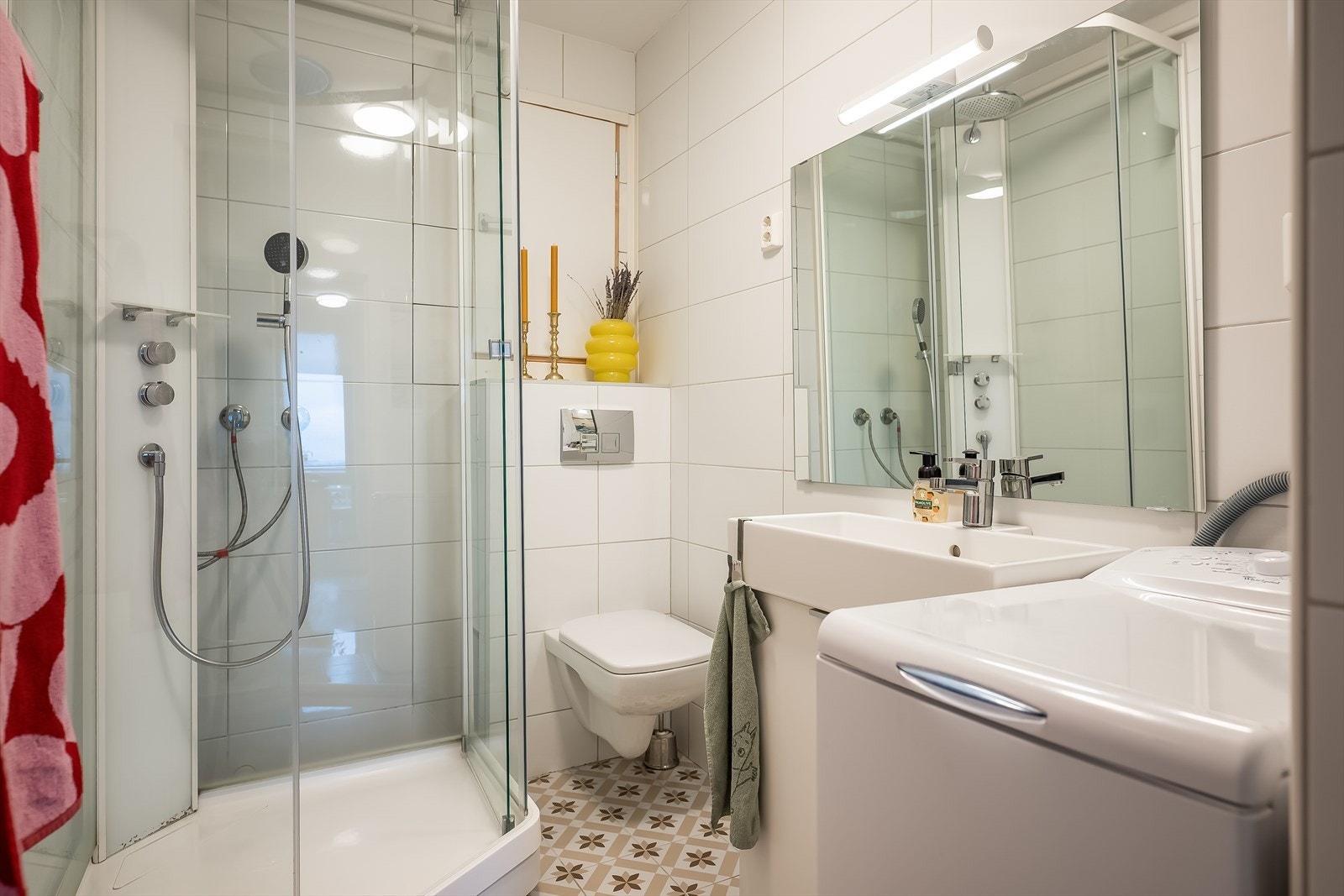 Det andre badet i sokkeletasjen er også målt til 3,5m². Legg merke til detaljene på gulvet. Flisene er Italienske håndmalte. Dusjkabinett fra Dansani. Galleribilde