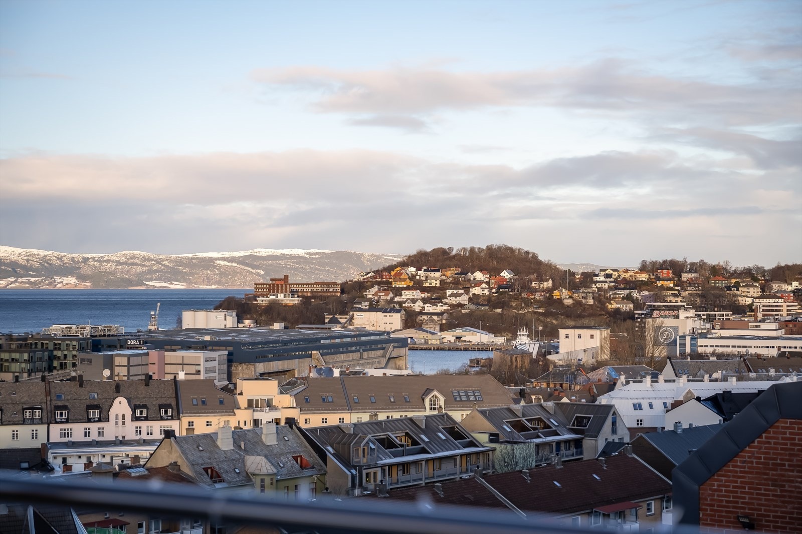 Den attraktive beliggenheten på grensen mellom Rosenborg og Møllenberg byr på umiddelbar nærhet til alt av servicefasiliteter som blant annet, kollektivtransport, dagligvarer, kjøpesenter og gangavstand til Solsiden og Trondheim sentrum. Galleribilde