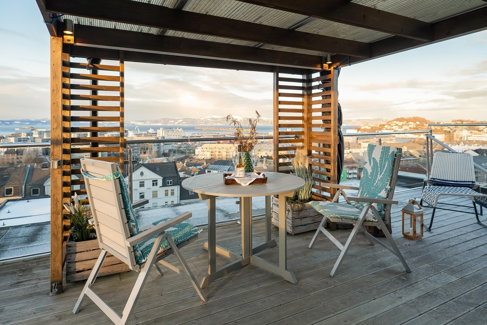 Takterrassen strekker seg over hele 32m². Her kan man nyte solen hele dagen. Galleribilde