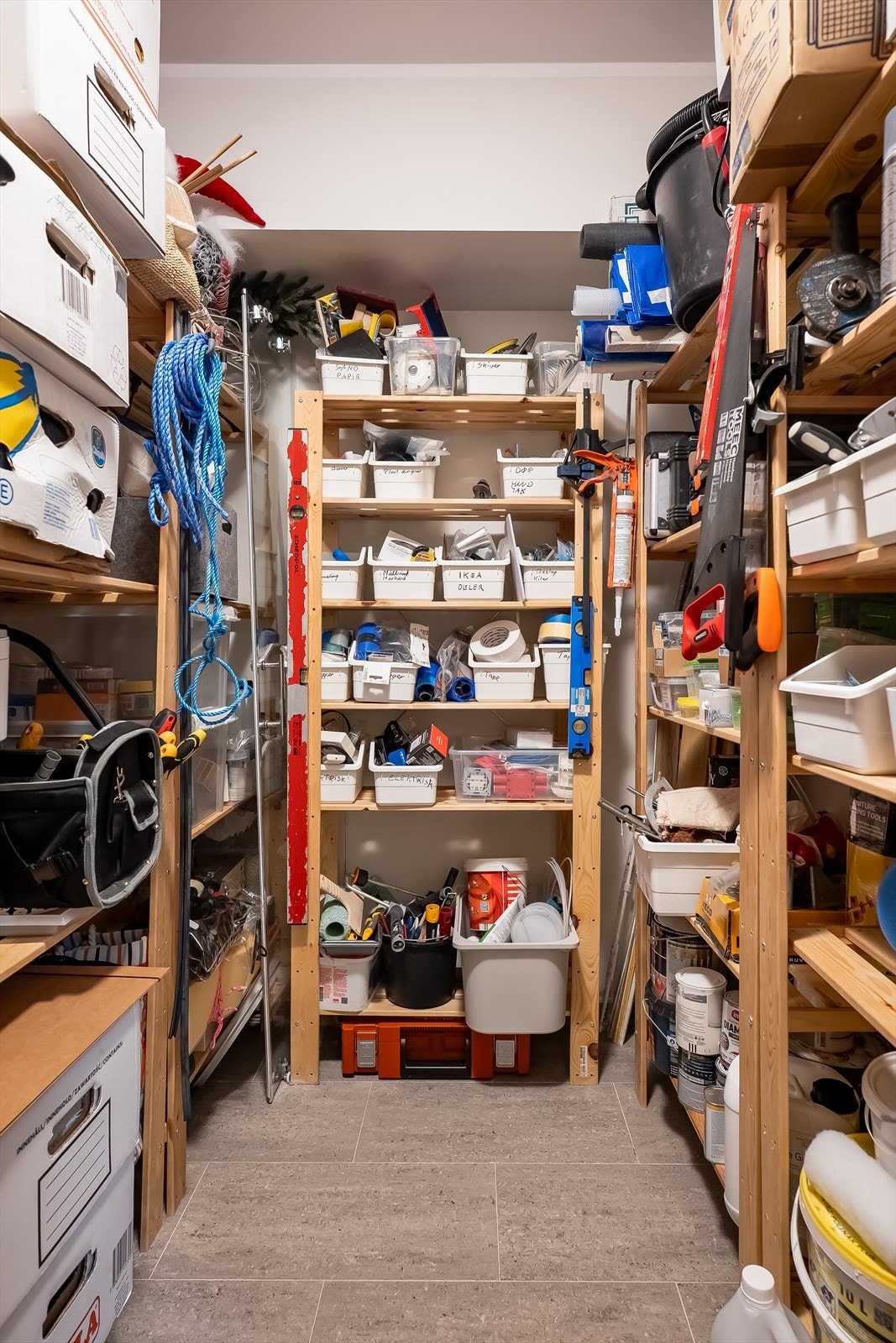 Praktisk bod på 5m², med god plass til oppbevaring i sokkel. Galleribilde