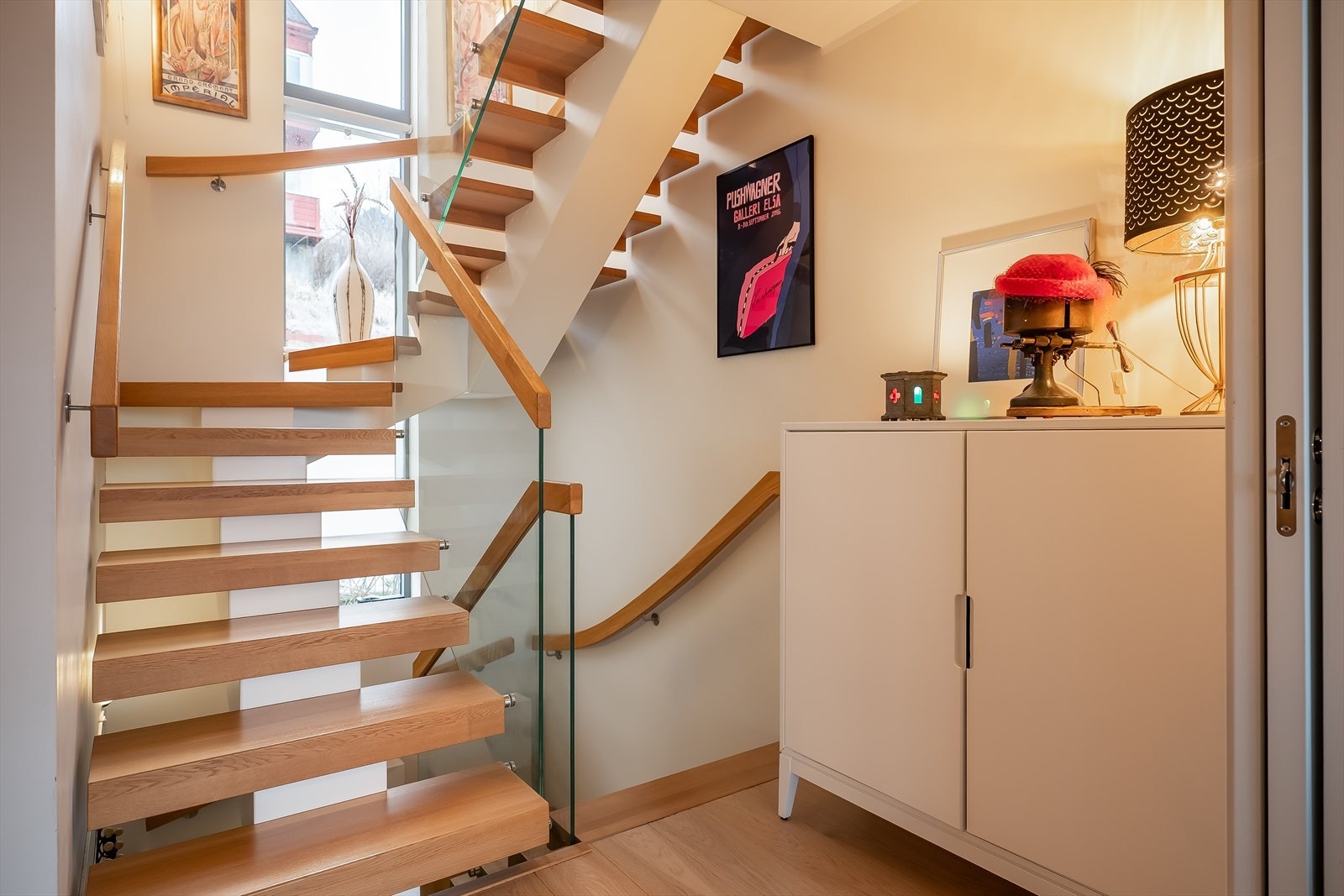 Arkitekttegnet trapp fra arkitektfirmaet Heat arkitekter. Videre er trappen fra Stepmaster. Materialet er beiset og lakkert helstav ask. Galleribilde