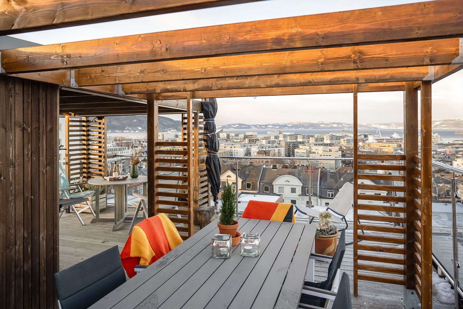 Her kan du etablere langbord og nyte varme sommerdager. Galleribilde