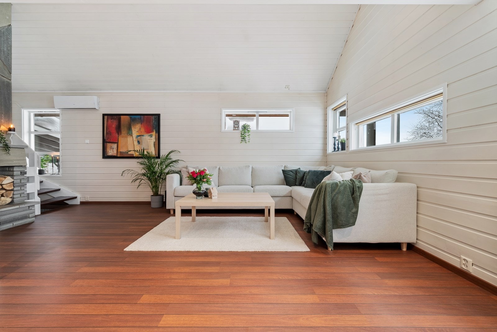 Boligen er oppgradert med oppgradering til Smarthus-system i 2025 og det er alt av spotter er byttet til led. Galleribilde