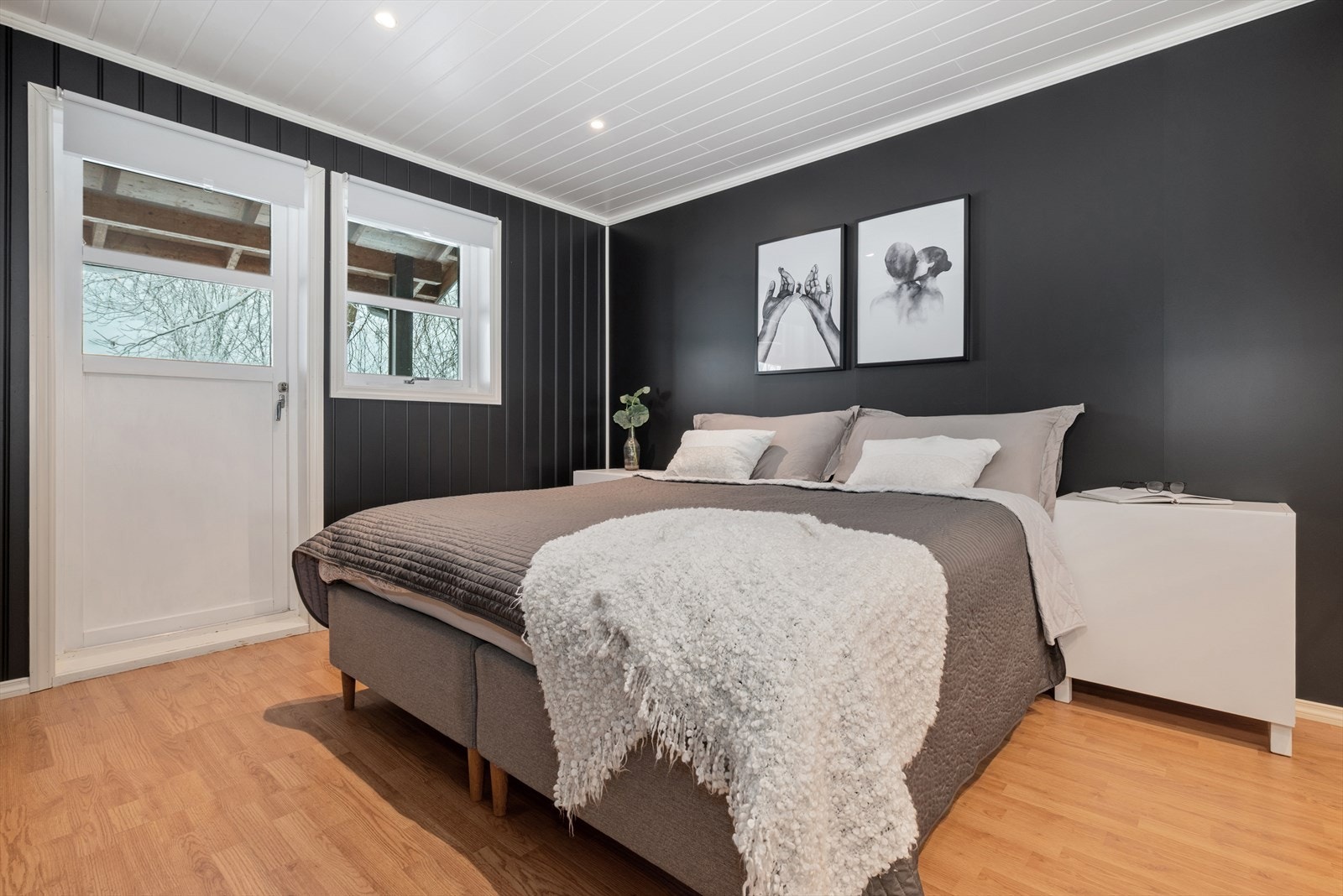 Boligen har hele fire soverom, derav dette hovedsoverommet på hele 14 kvm med egen balkong på 9 kvm. Rommet ble pusset opp i 2014. Galleribilde