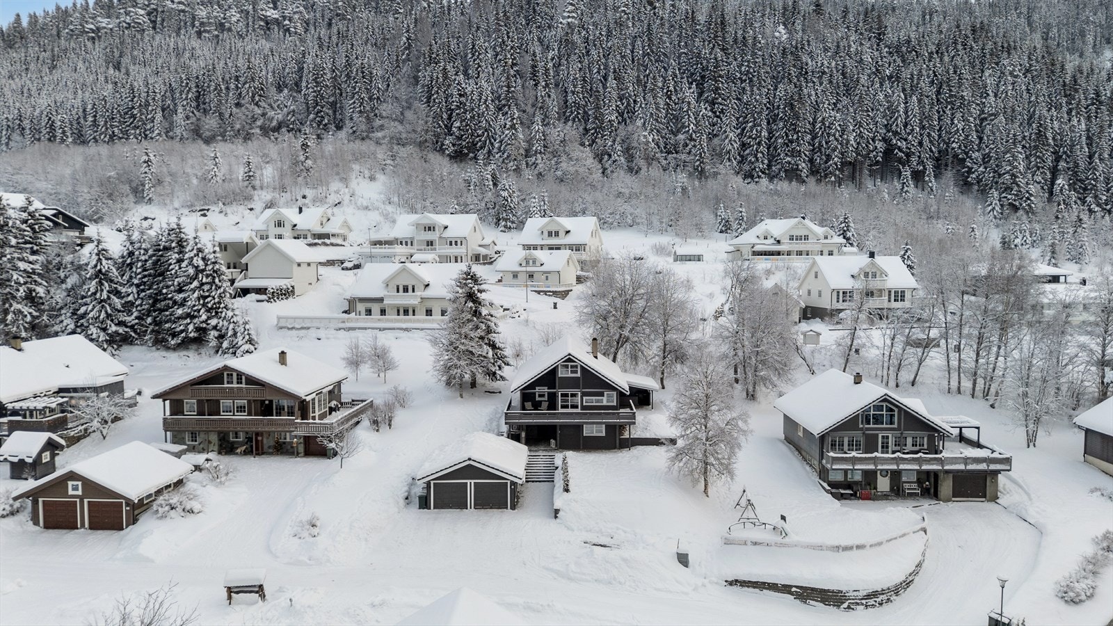Støren byr på et rikelig sport- og aktivitetstilbud for alle aldersgrupper. Her finner du bl.a. Idrettspark med både kunstgress- og naturgress fotballbaner og løpebane, idrettshall med eget svømmebasseng og kulturtilbud med kino, musikk og teatersal. Galleribilde