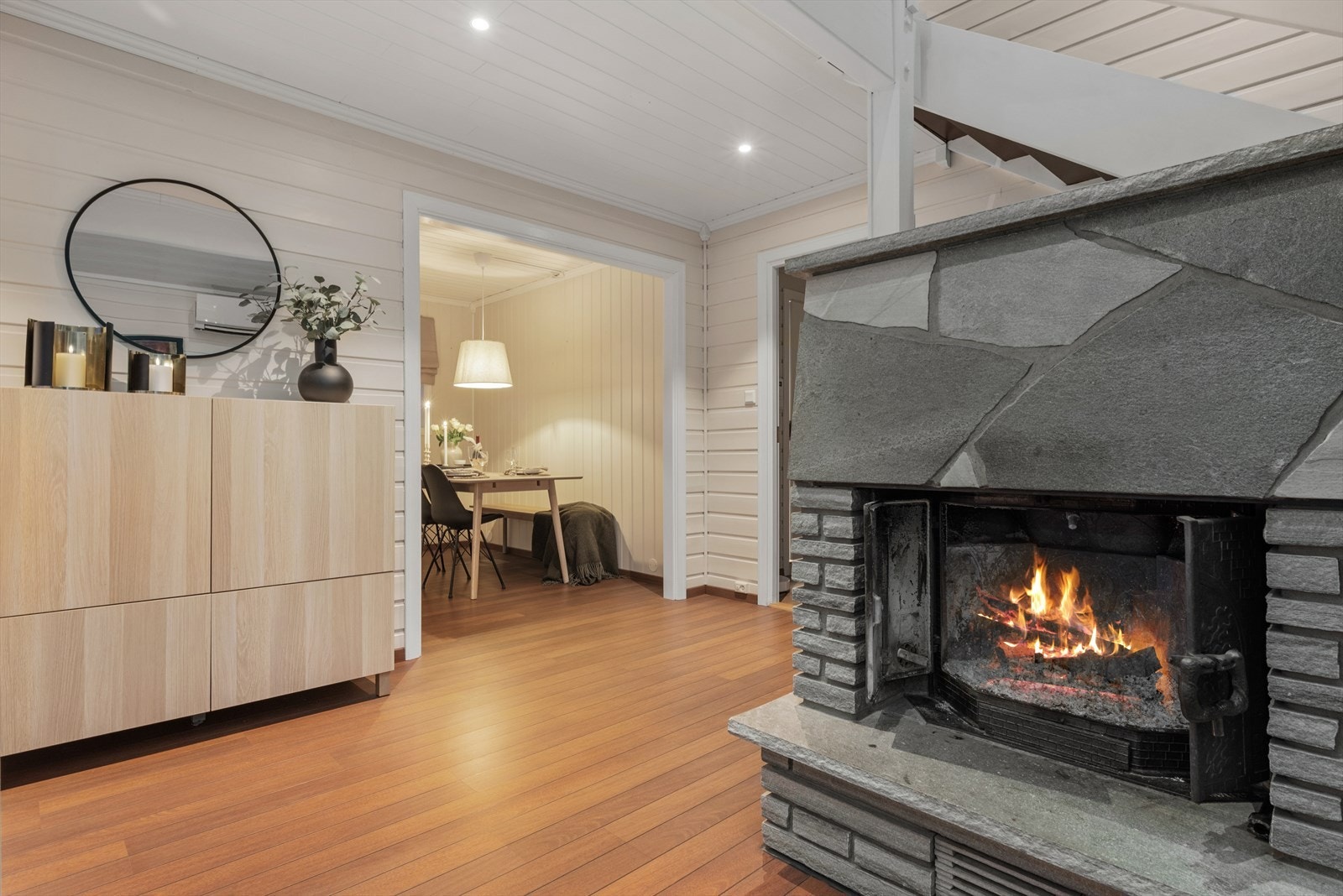 Stuen og kjøkkenet ligger i direkte tilknytning, noe som gir god kontakt mellom alle sonene. Galleribilde