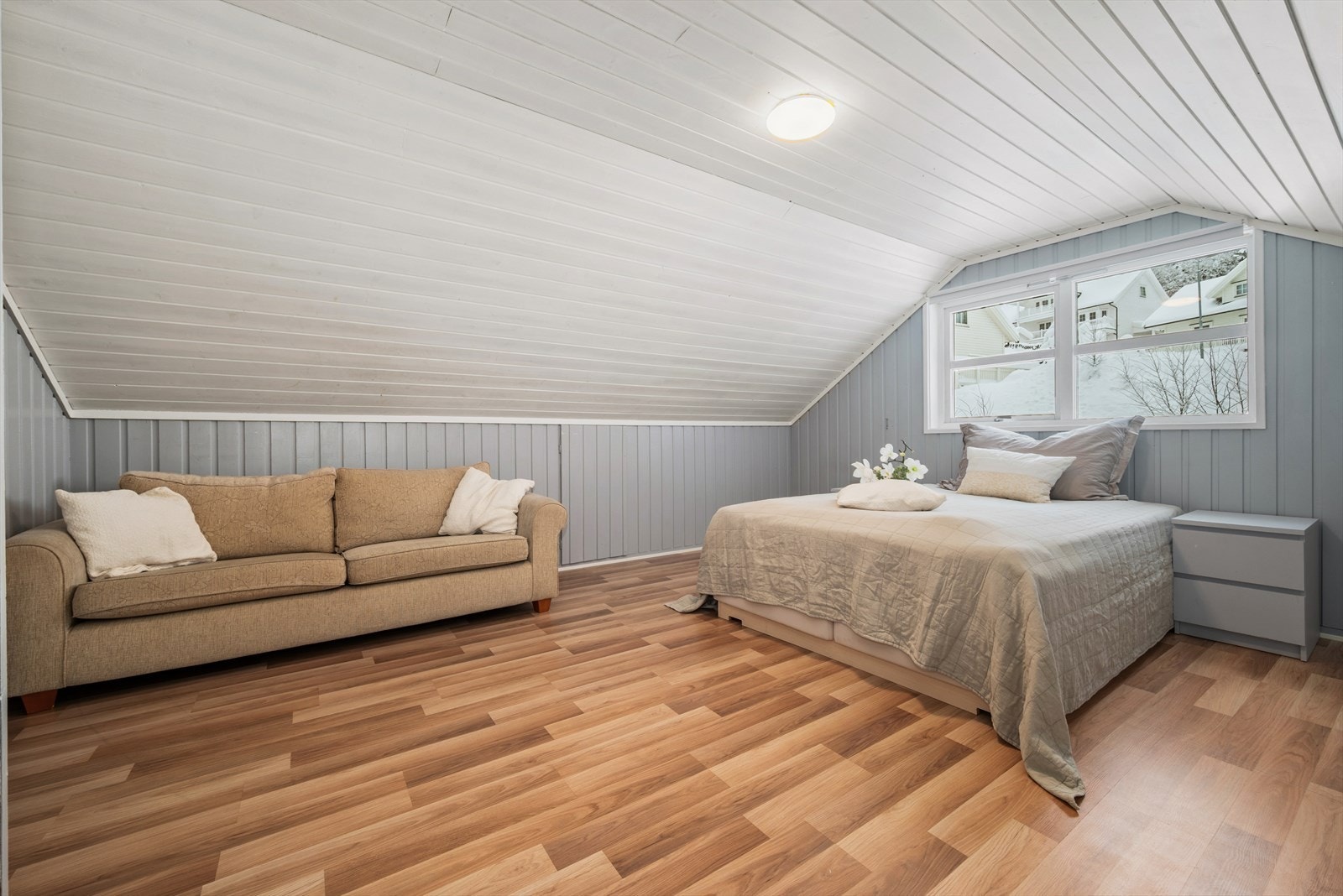 Opprinnelig arbeidsrom, innredet i dag som soverom med 14 kvm i gulvareal. Her får du god plass til både dobbeltseng og kommoder, i tillegg til lagring i kneloft. Tiltaket er ikke søknadspliktig Galleribilde