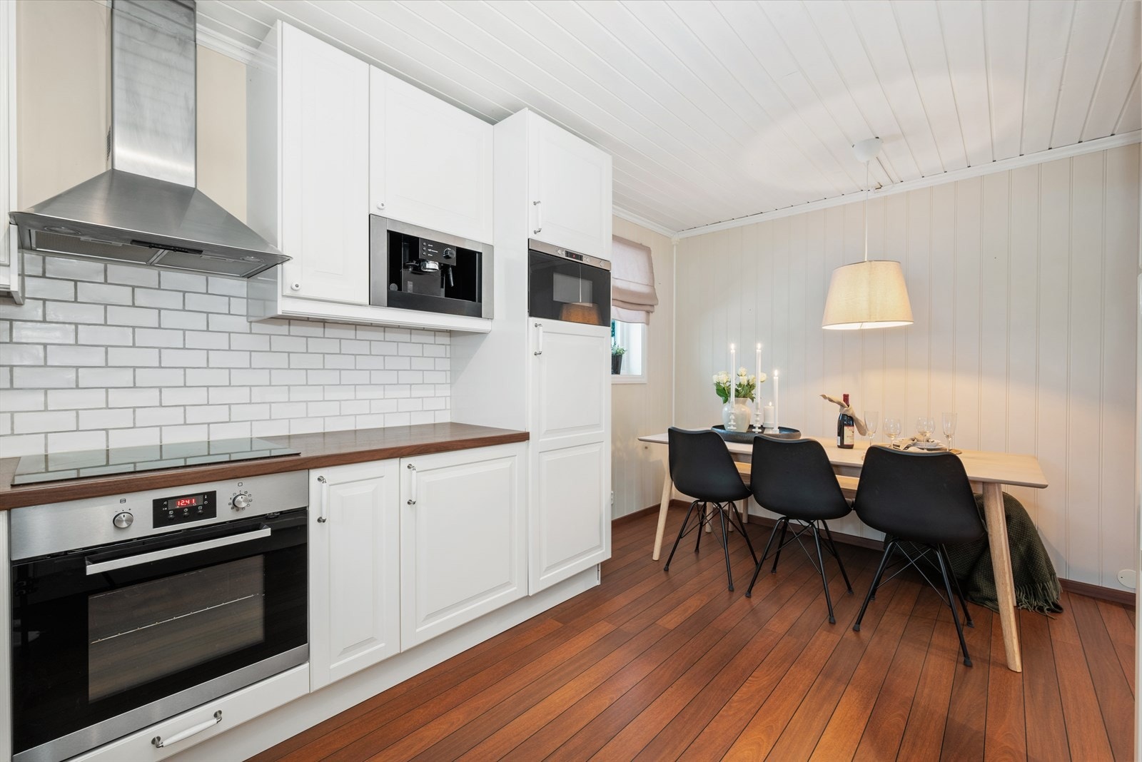 Kjøkkenet har plass til et spisebord for hyggelige måltider og rolige morgenstunder. Galleribilde