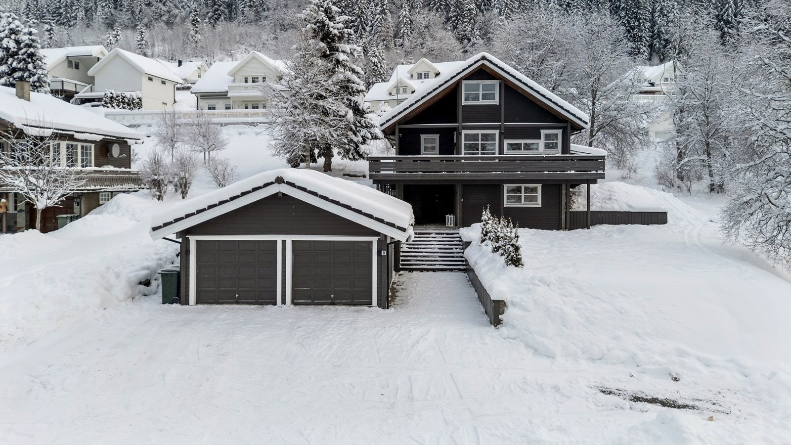 Fra boligen er det en kort kjøretur til alt du trenger av fasiliteter i Støren sentrum. Her finner du flere dagligvarebutikker og Domus-senteret med apotek og vinmonopol, samt barnehager, Støren barne- og ungdomsskole og Gauldal videregående skole. Galleribilde