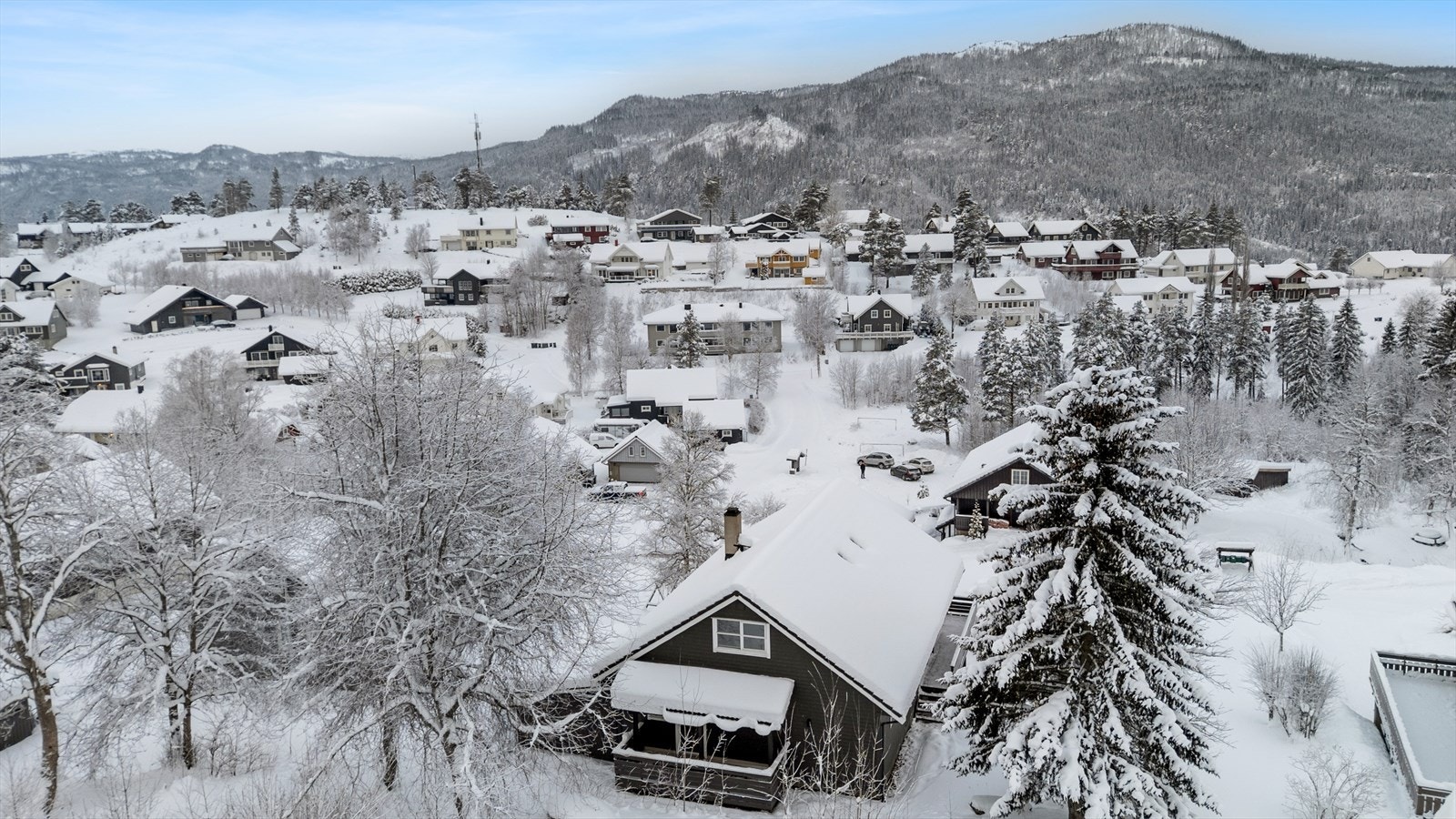 Det er kun 3,5 km til Frøsetmarka Skianlegg, med lysløype på ca. 4,4 km og kilometervis med oppkjørte løyper vinterstid. Galleribilde
