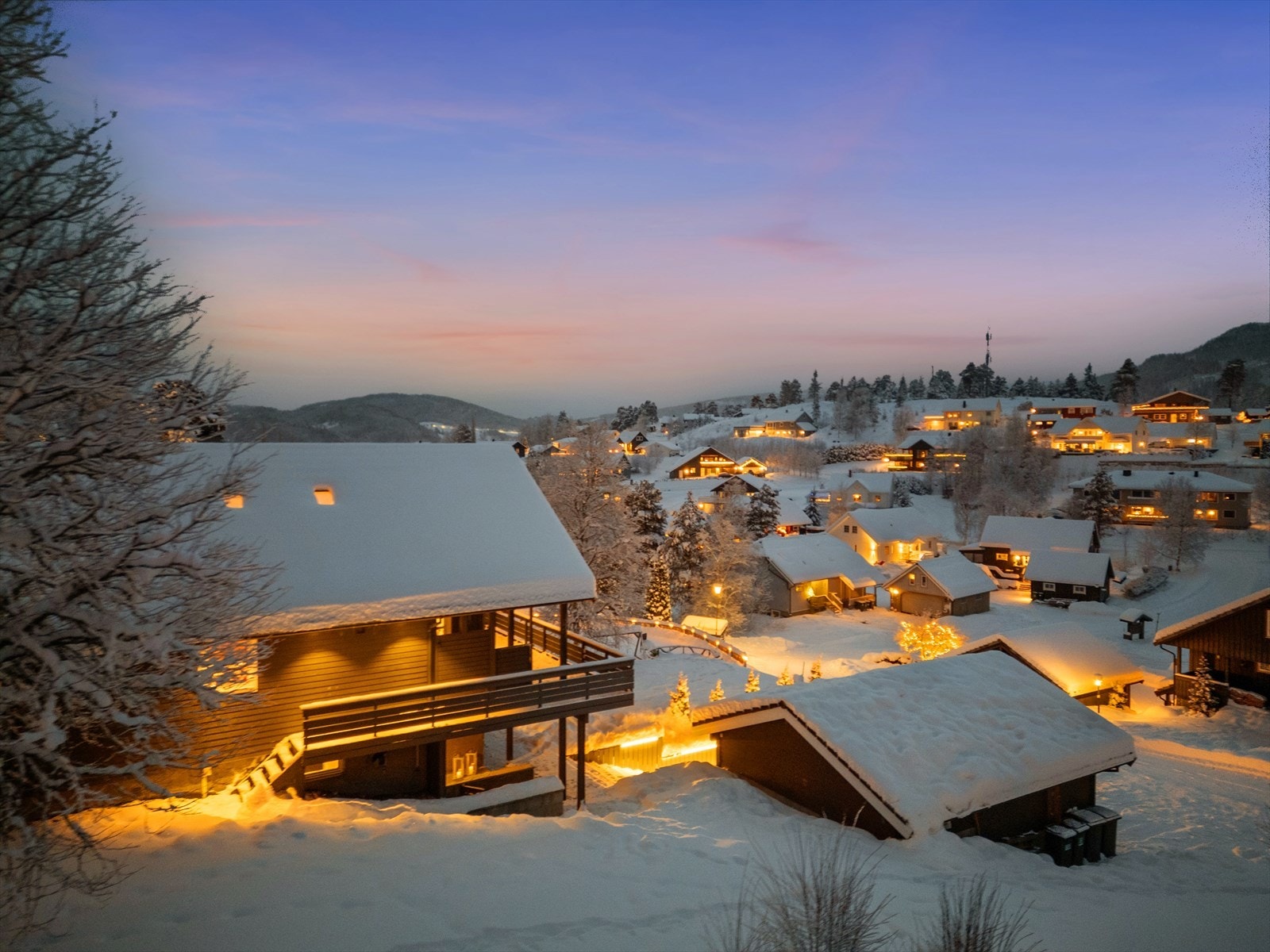 Foran boligen er det lite gjennomgangstrafikk da den ligger nær enden av en blindvei. Galleribilde