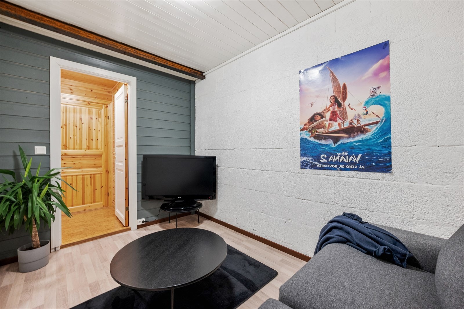 Opprinnelig bod, er i dag innredet som tv-stue med sofa og tv. Rommet er på 7 kvm. Galleribilde