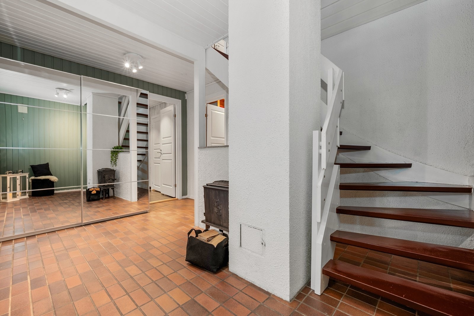 Gangen nede har en vedovn for ekstra hygge, og i 2024 ble veggene malt i den samme fine grønnfargen som entreen. Galleribilde